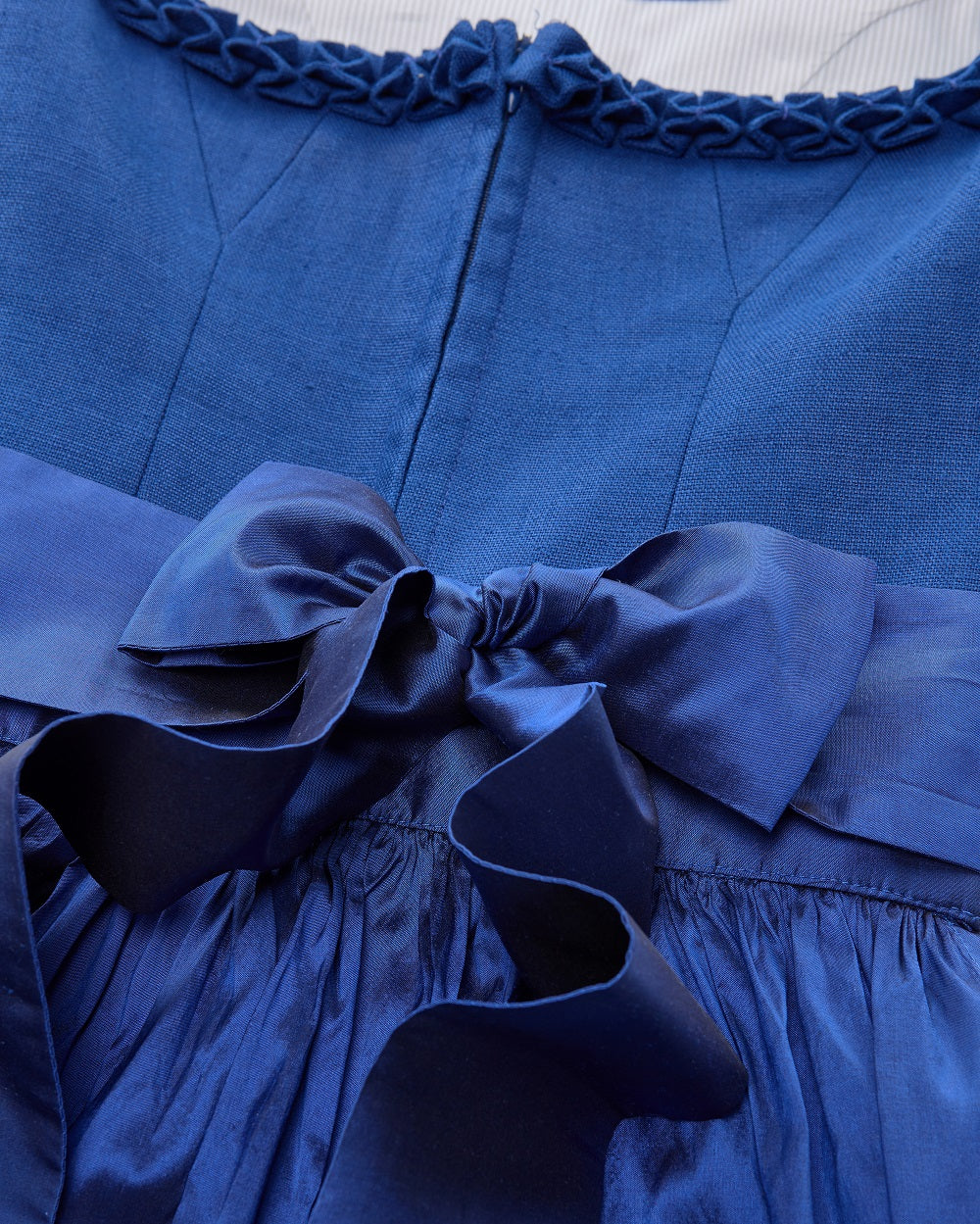 alpenherz-dirndl-ewelina-blau-leinen-dirndl image 3
