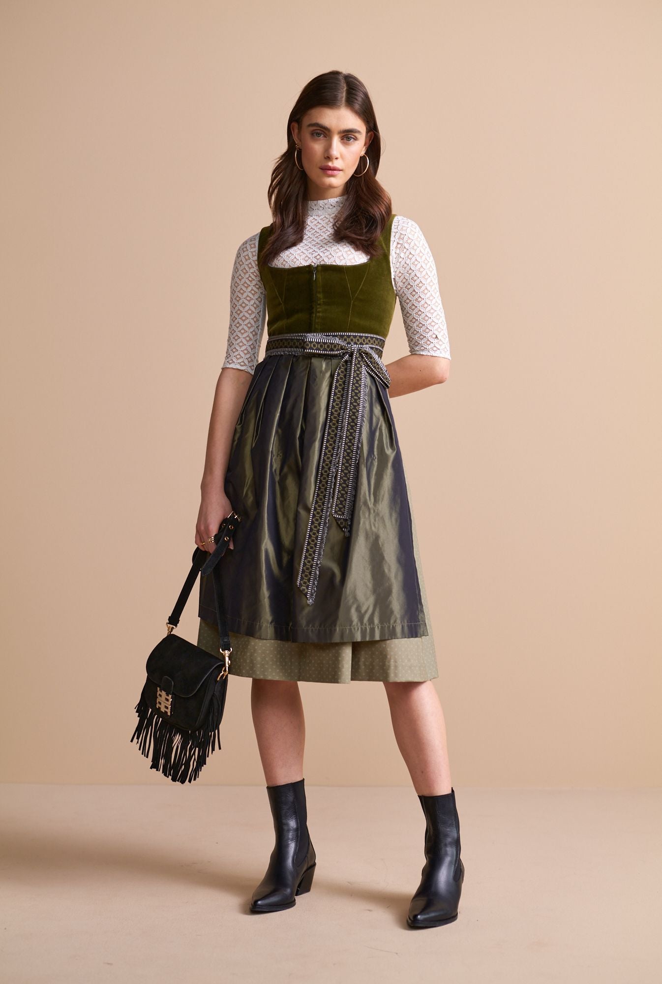 alpenherz-x-riani-dirndl-riani-samtmieder-oliv image 4