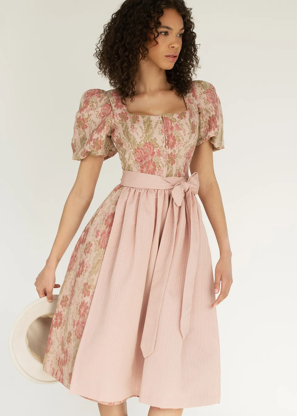 alpenherz-dirndl-barbara-puffarm-dirndl-in-rosa-floral-jacquard image 1