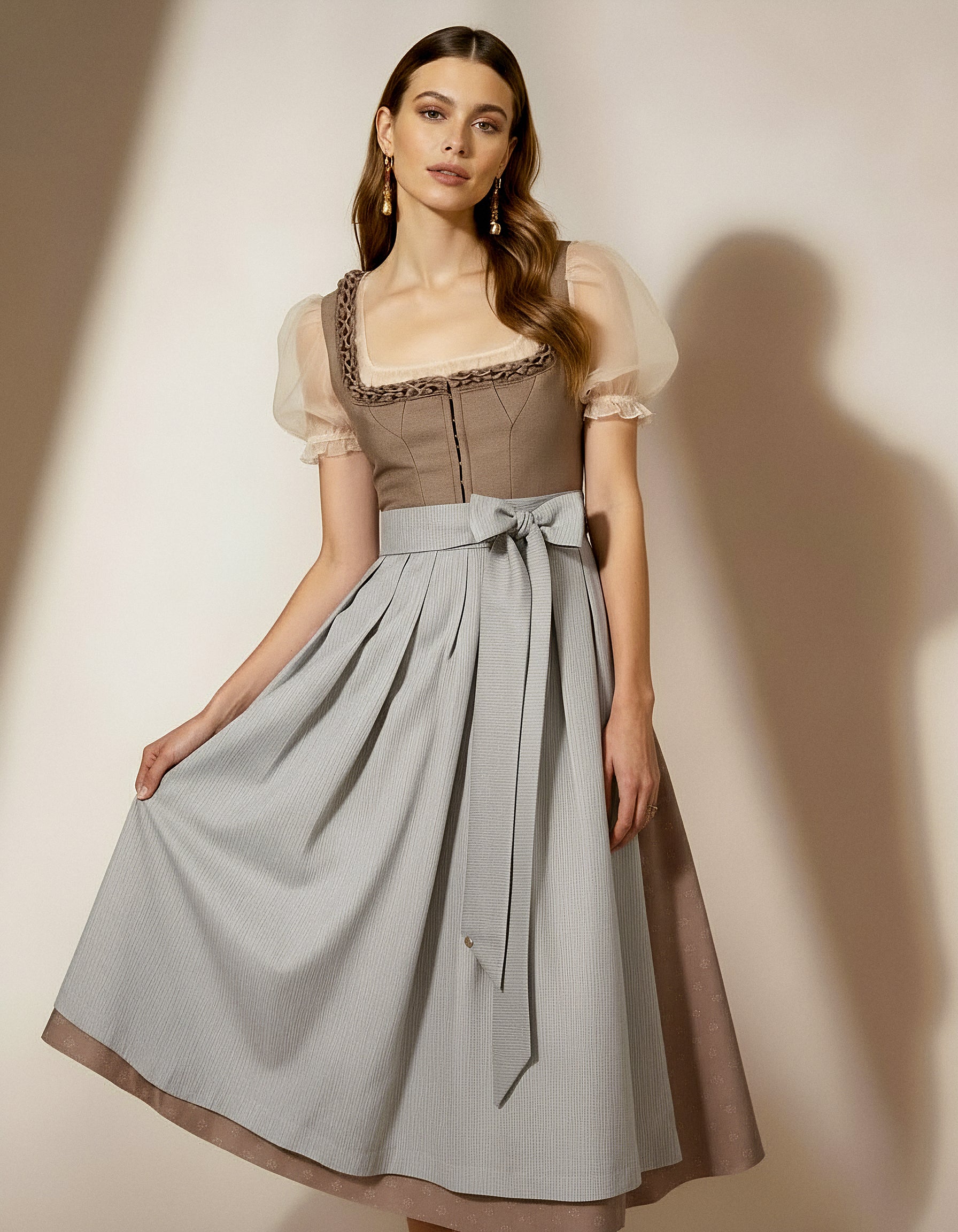 alpenherz-dirndl-ina-mit-froschgoscherl-taupe image 2