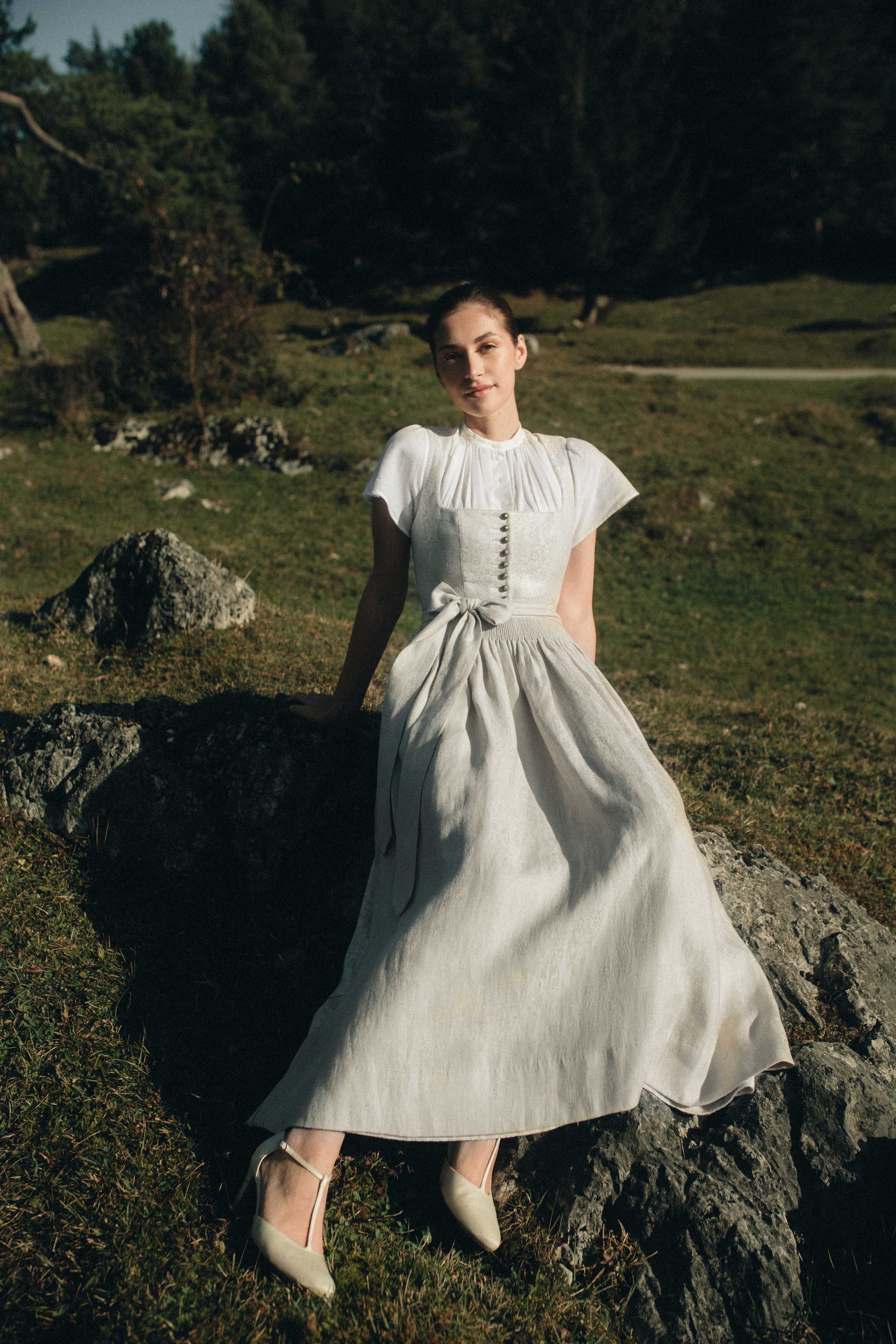 gottseidank-dirndl-monika-mit-biesen-und-faltenrock-2 image 2