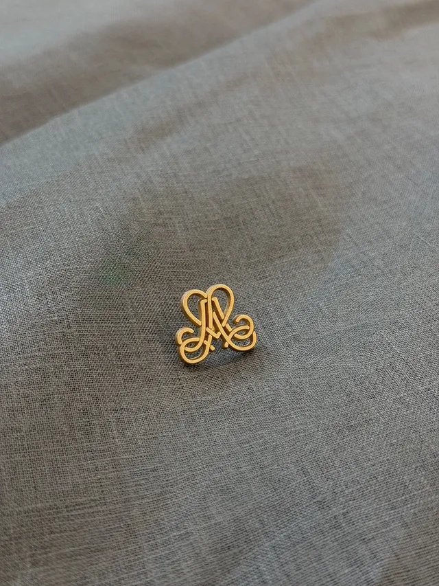 alpenherz-anstecknadel-gold-mit-monogramm image 1