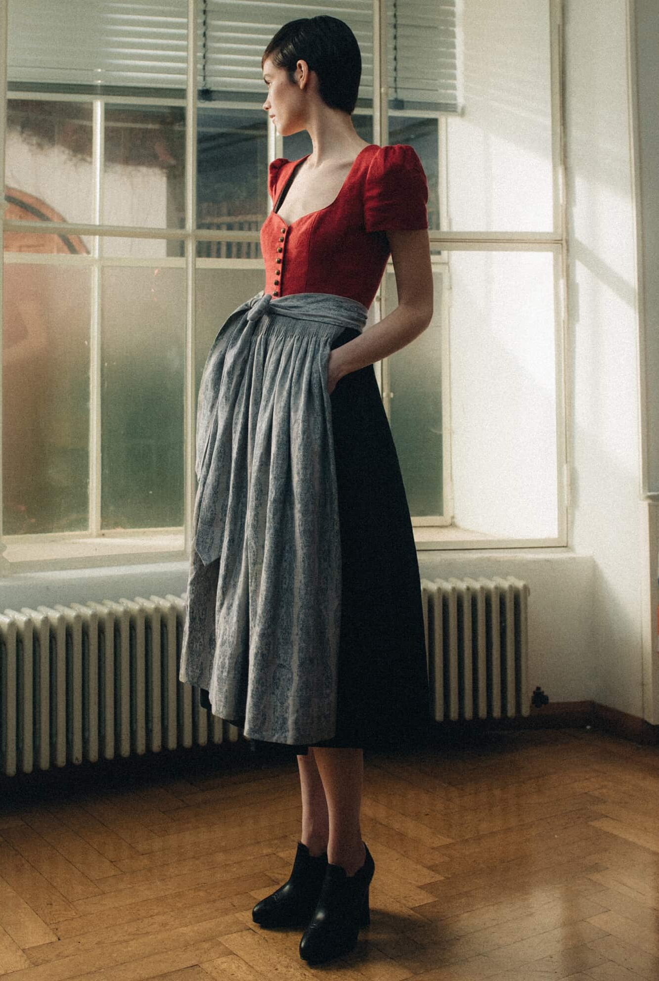 gottseidank-dirndl-evi-midi-dirndl-mit-herzausschnitt-und-kurzem-puffarm image 2