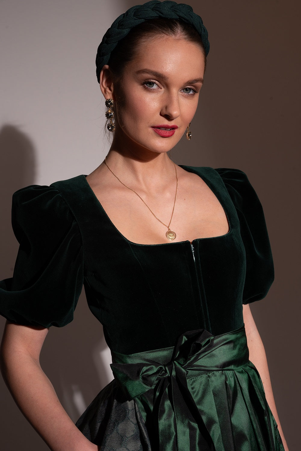 alpenherz-samtdirndl-mona-mit-abnehmbarem-puffarm-in-tannengr-n image 6