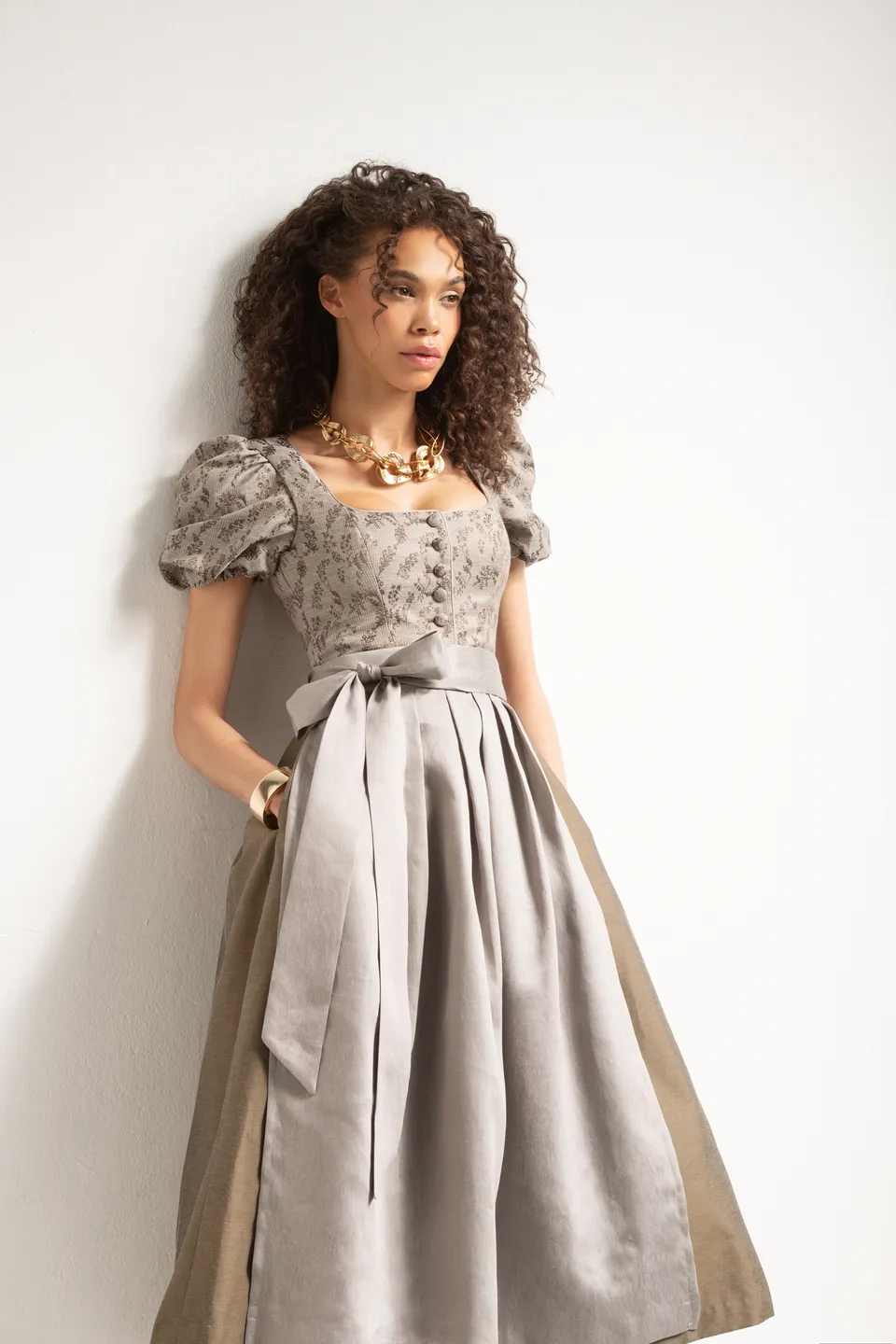 alpenherz-dirndl-frieda-taupe-80cm-mit-abnehmbarem-puffarm image 1