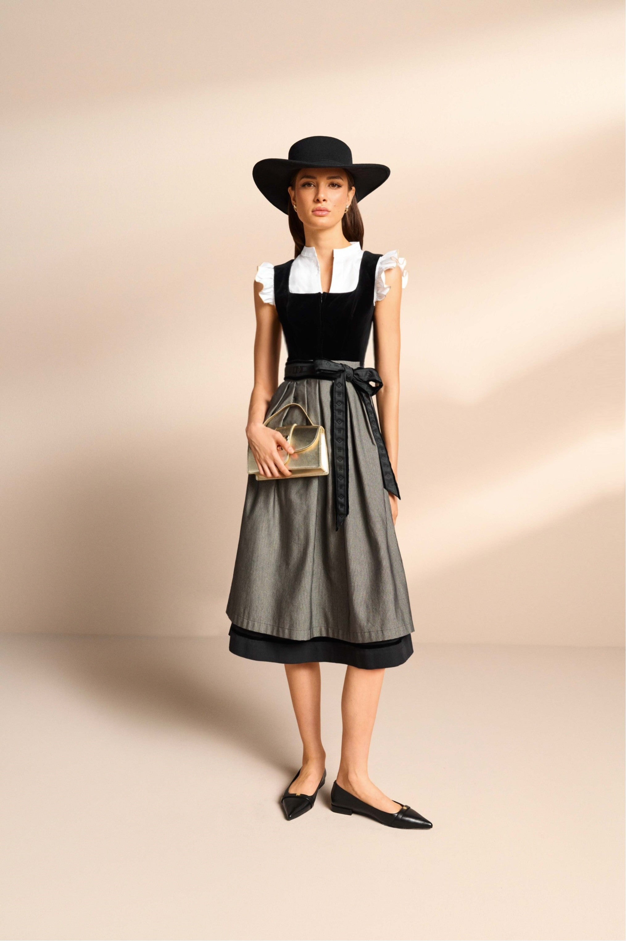 alpenherz-x-riani-dirndl-mona-samt-dirndl-in-schwarz-rl-75cm image 4