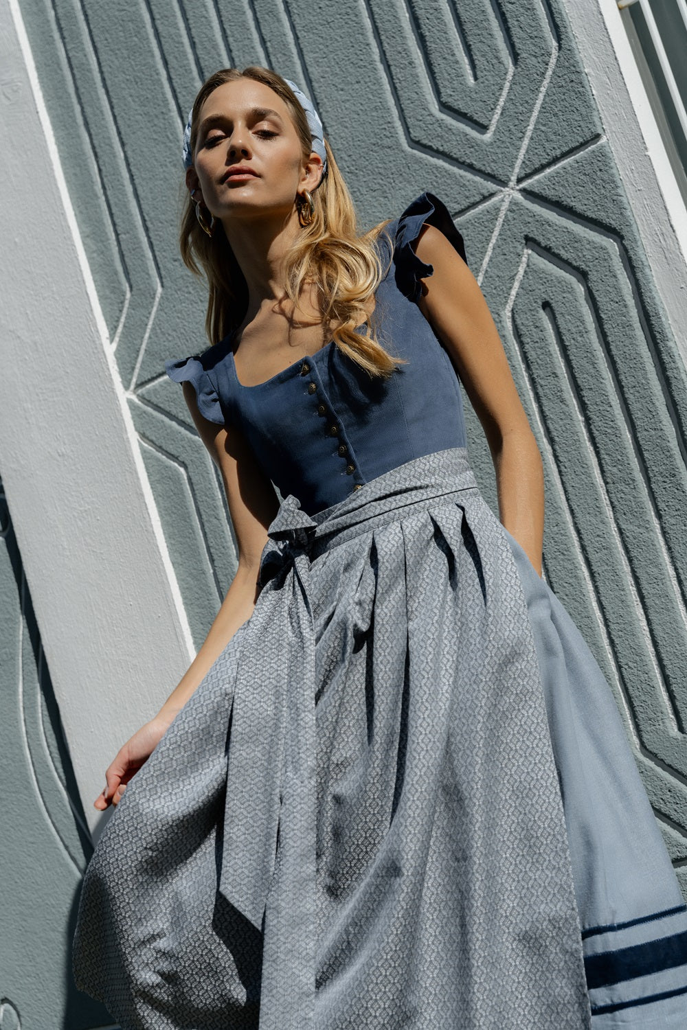 alpenherz-dirndl-nila-dunkelblau-cord-mit-abnehmbarem-fl-gelarm image 3