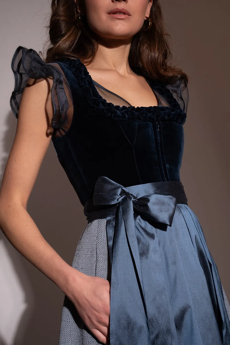 alpenherz-dirndlbluse-sarah-chiffon-v-ausschnitt-dunkelblau image 1