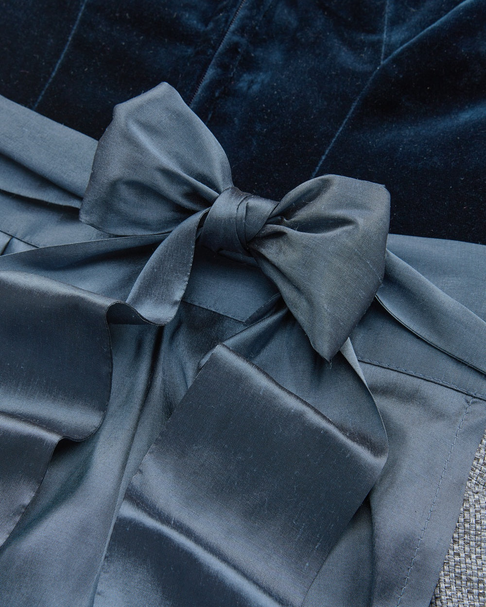 alpenherz-dirndl-rosalie-baumwollsamt-dirndl-in-blau-mit-froschgoscherl-borte image 4
