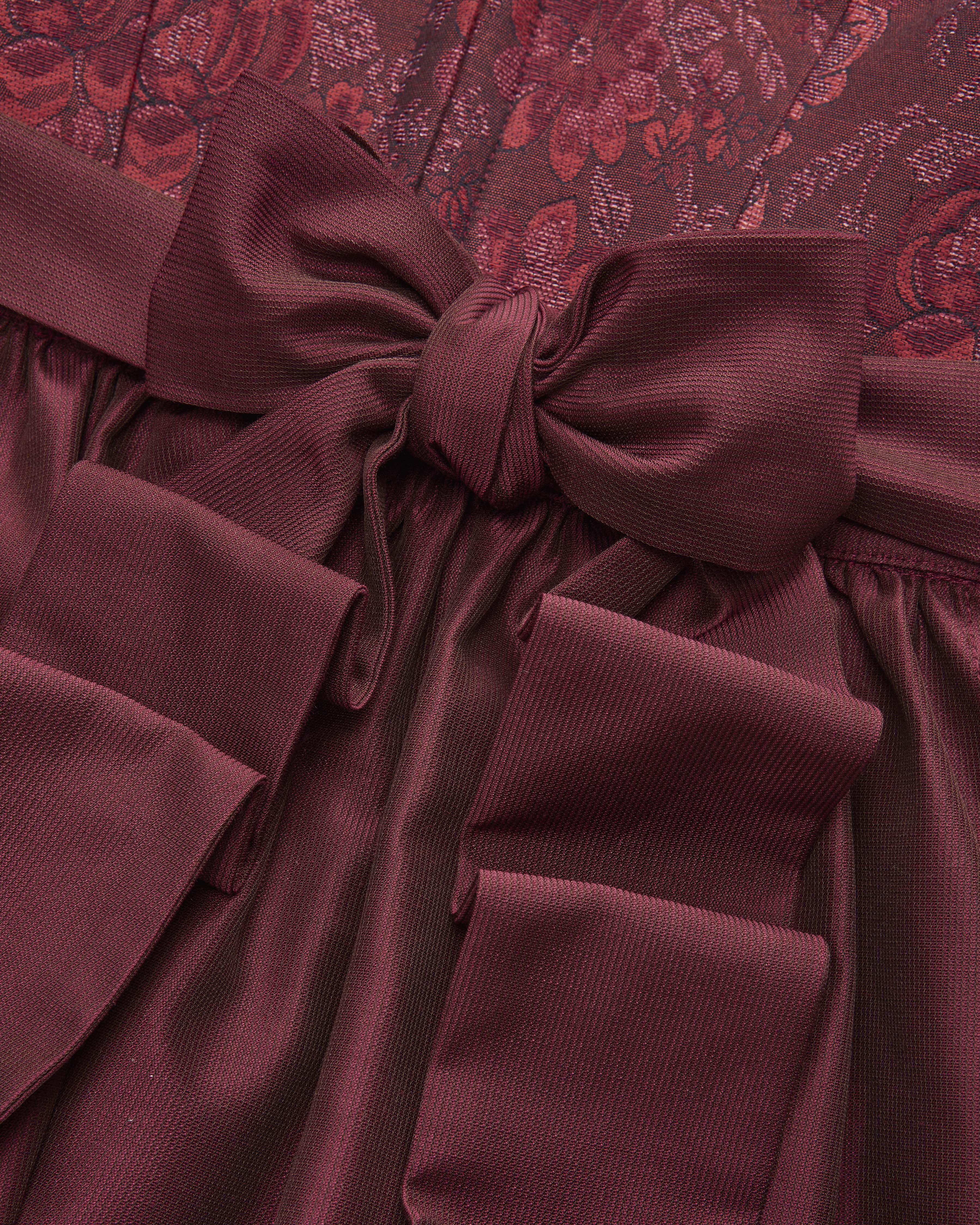 alpenherz-dirndl-barbara-rot-jacquard-mit-abnehmbarem-puffarm image 5