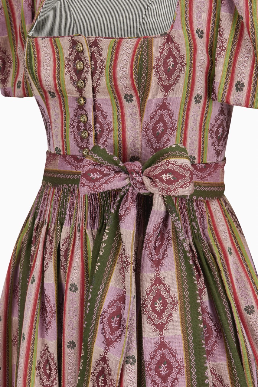 gottseidank-dirndl-laura-mit-geradem-ausschnitt-und-kurzem-puffarm-2 image 3