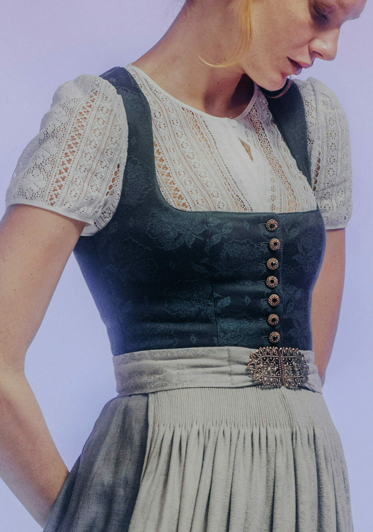 gottseidank-dirndlbluse-ella-hochgeschlossen-kurzarm image 2