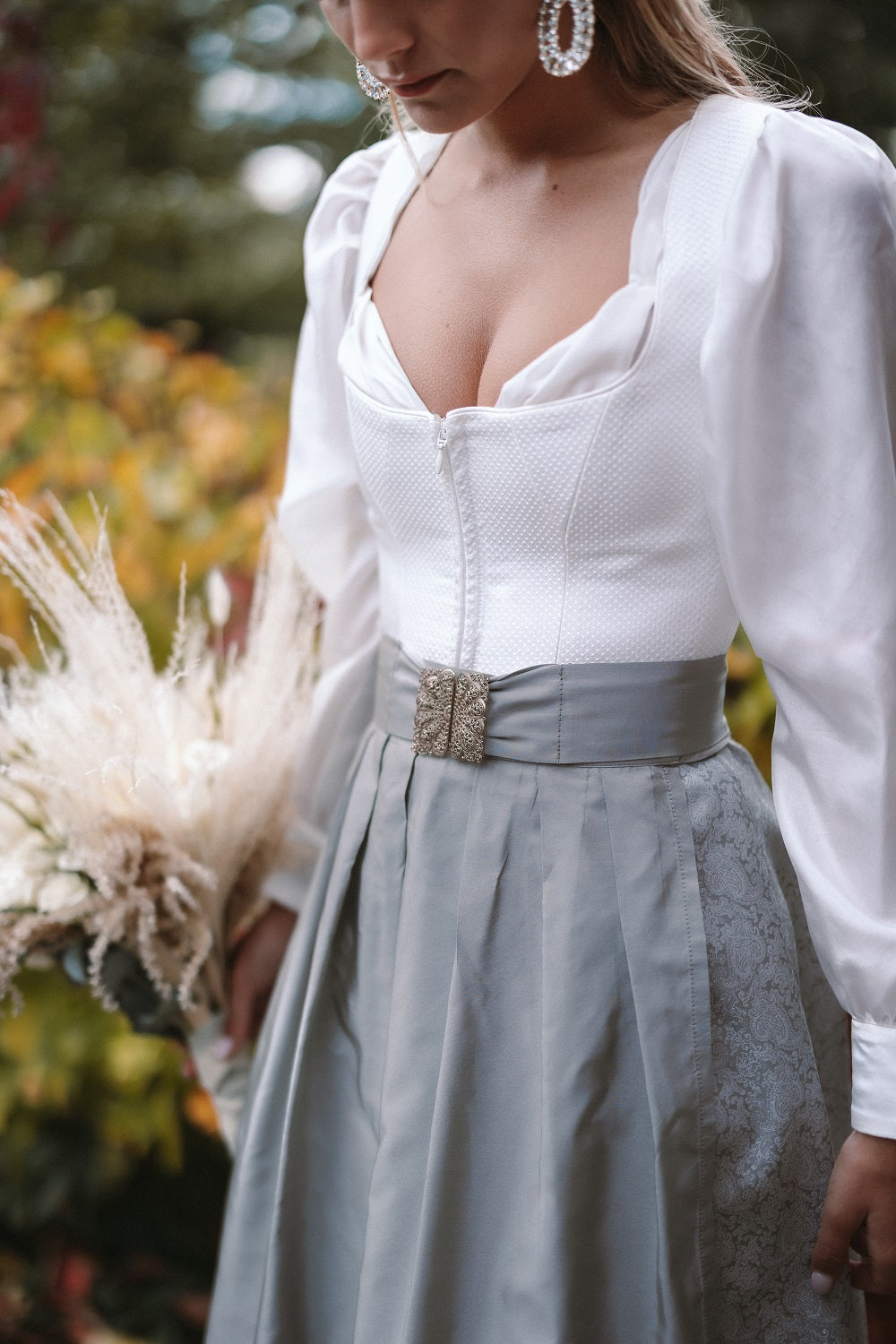 alpenherz-hochzeitsdirndl-jolie-ecrue-mit-seidensch-rze image 1