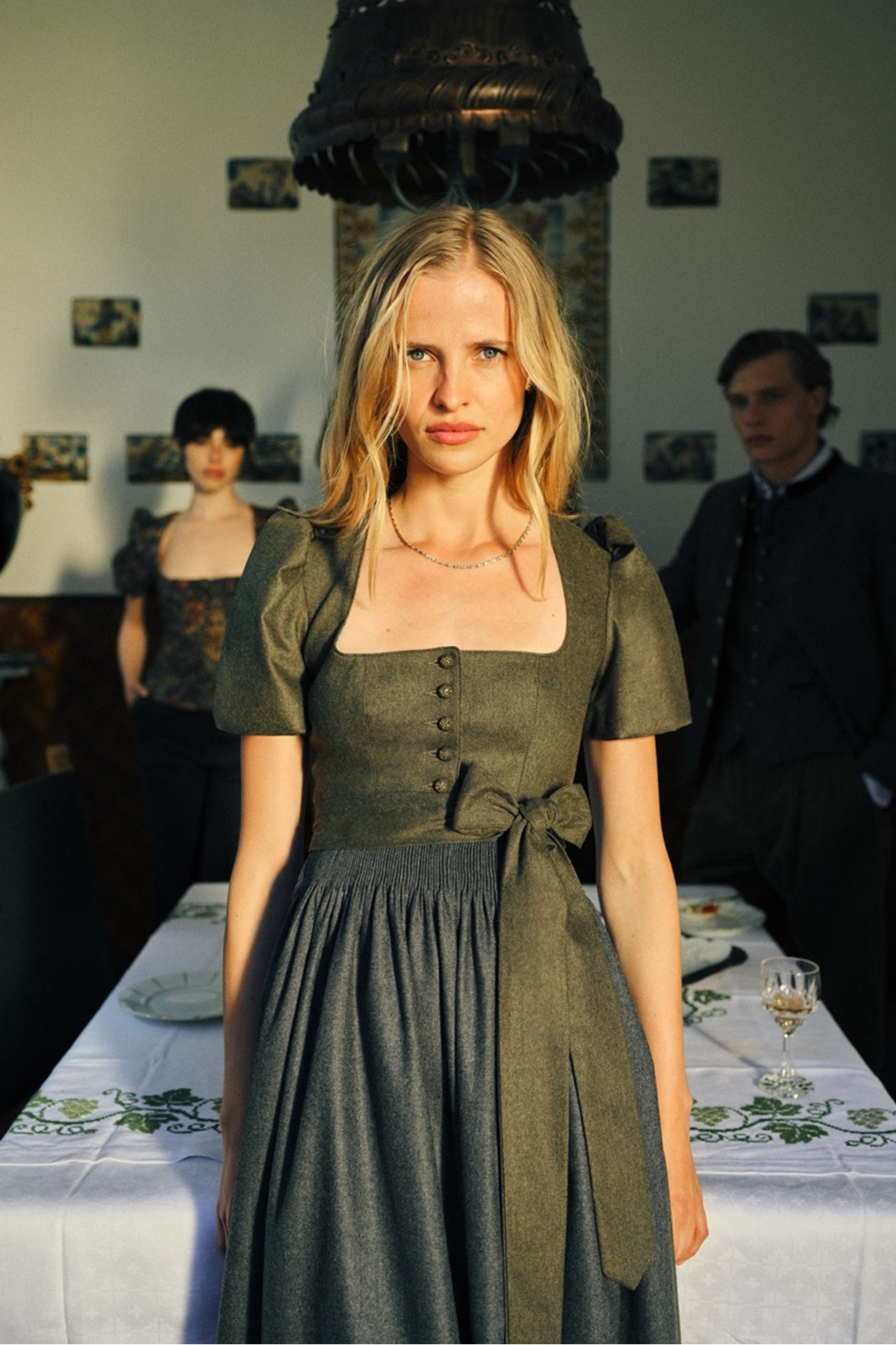 gottseidank-dirndl-laura-dirndl-mit-geradem-ausschnitt-und-kurzem-puffarm image 2