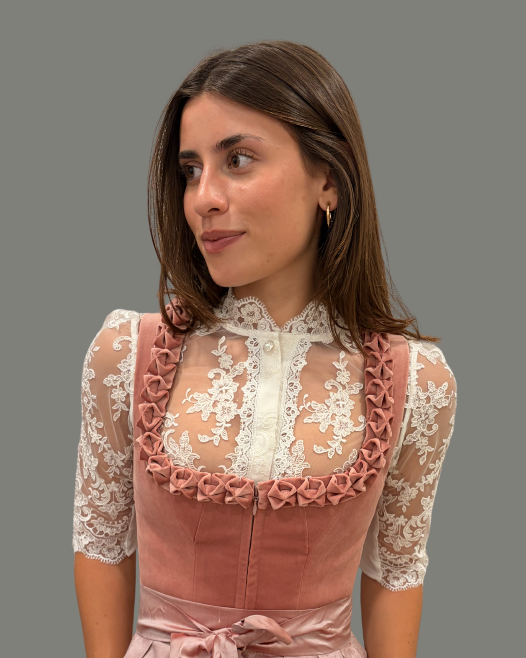 alpenherz-dirndlbluse-theresa-ecru-halbarm-spitzenbluse-mit-stehkragen image 1
