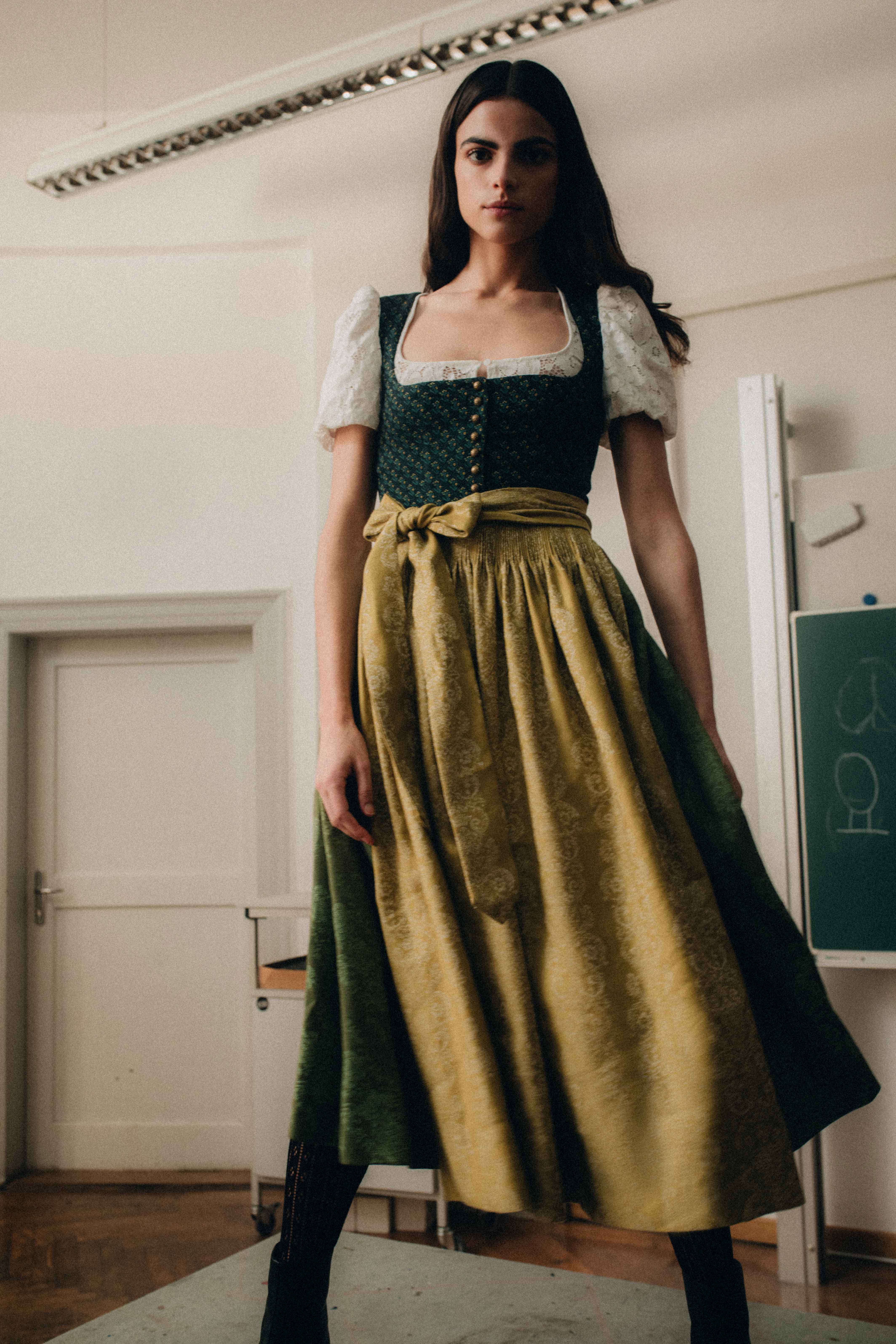 gottseidank-dirndl-monika-mit-faltenrock-und-augenknopfloch-4 image 2