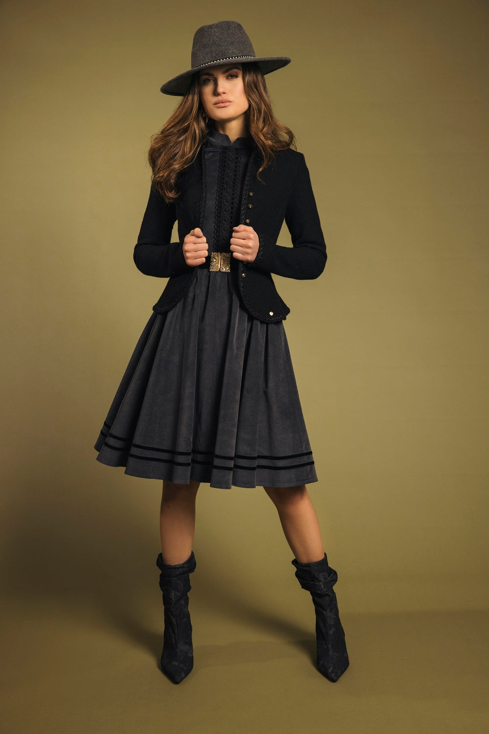 alpenherz-samtkleid-ava-stretch-trachtenkleid-anthrazit image 3