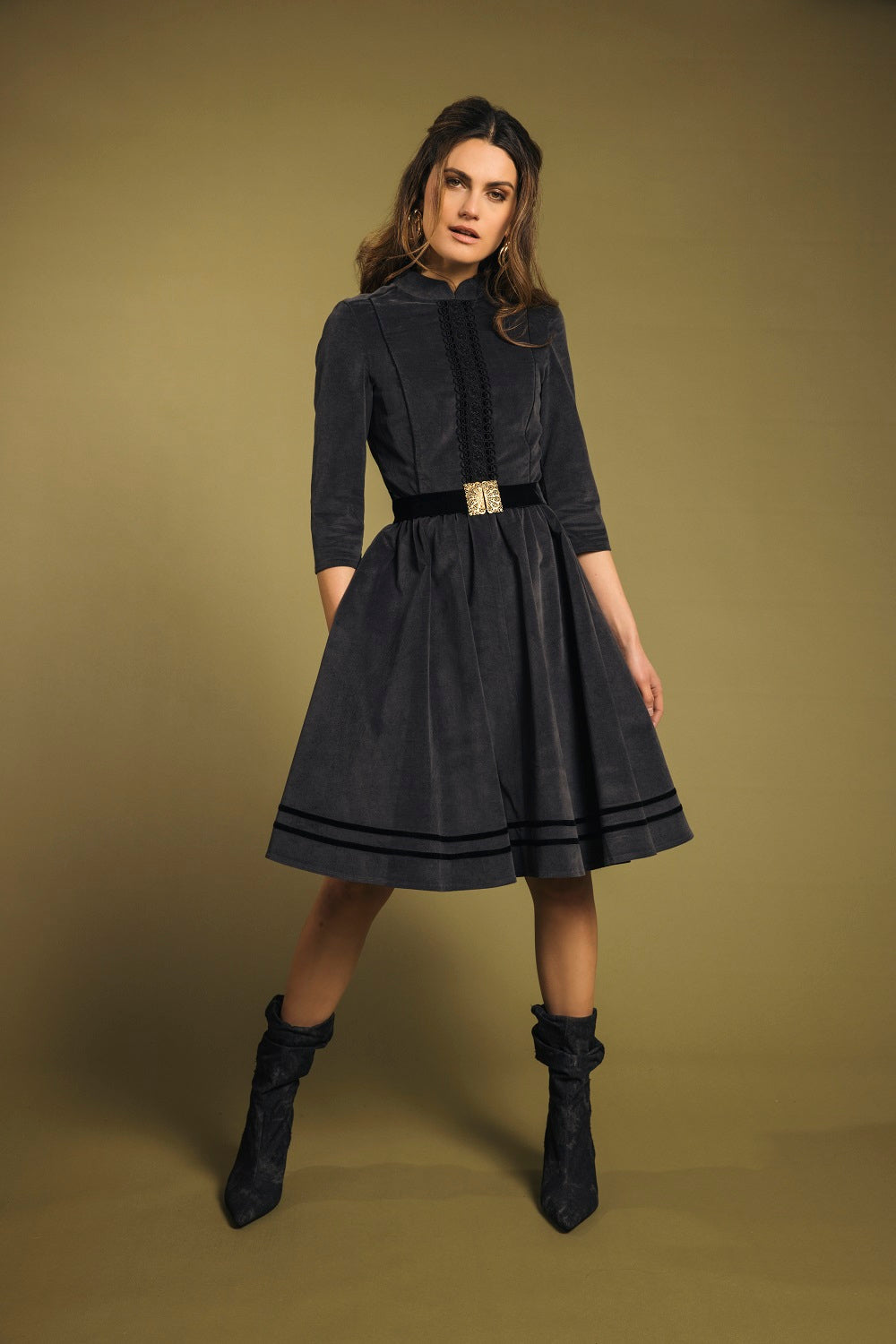 alpenherz-samtkleid-ava-stretch-trachtenkleid-anthrazit image 2