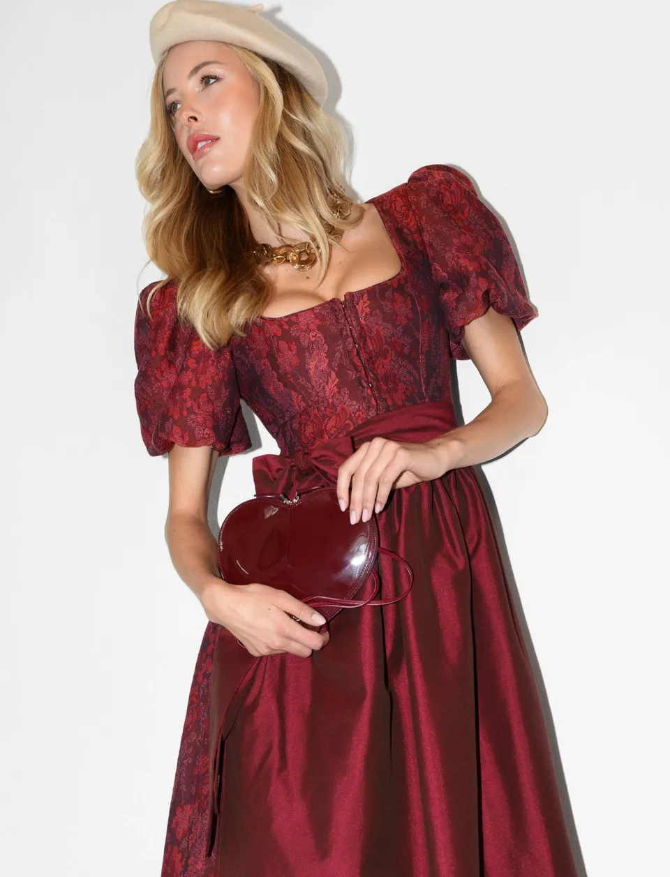 alpenherz-dirndl-barbara-rot-jacquard-mit-abnehmbarem-puffarm image 1