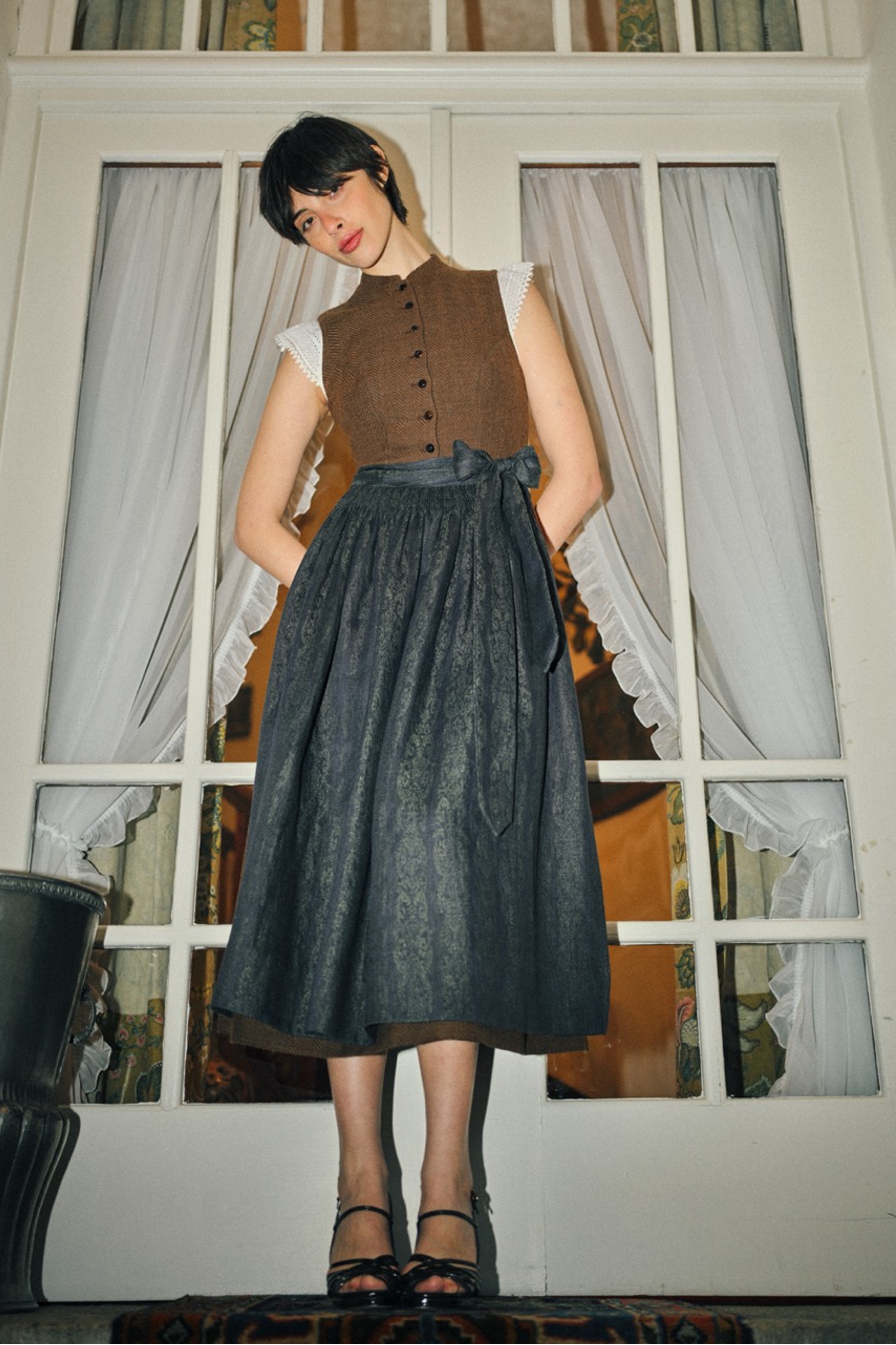 gottseidank-dirndl-magda-hochgeschlossen-mit-stehkragen image 2