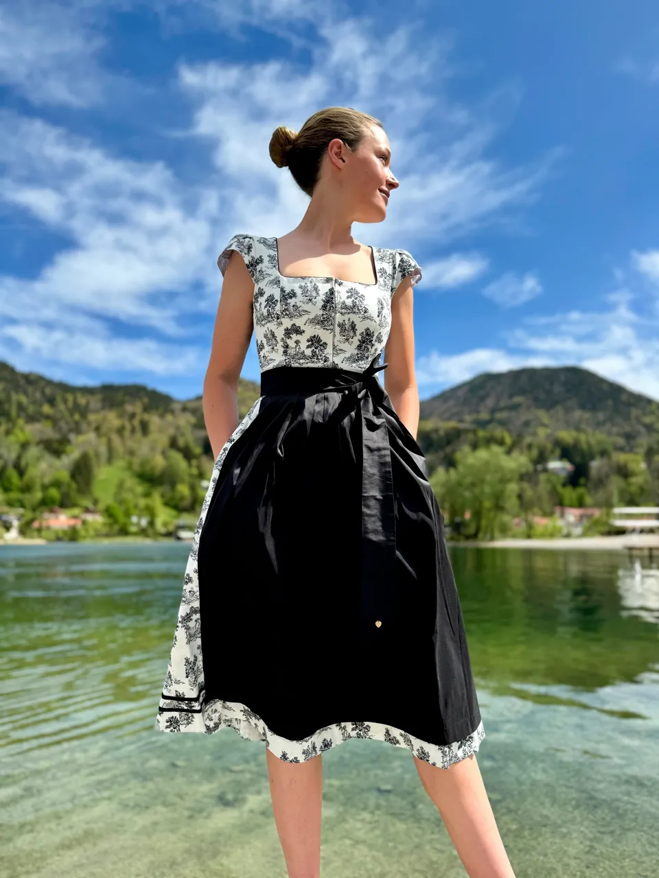 alpenherz-rmchendirndl-monaco-wei-schwarz-dirndl-mit-seidensch-rze image 1