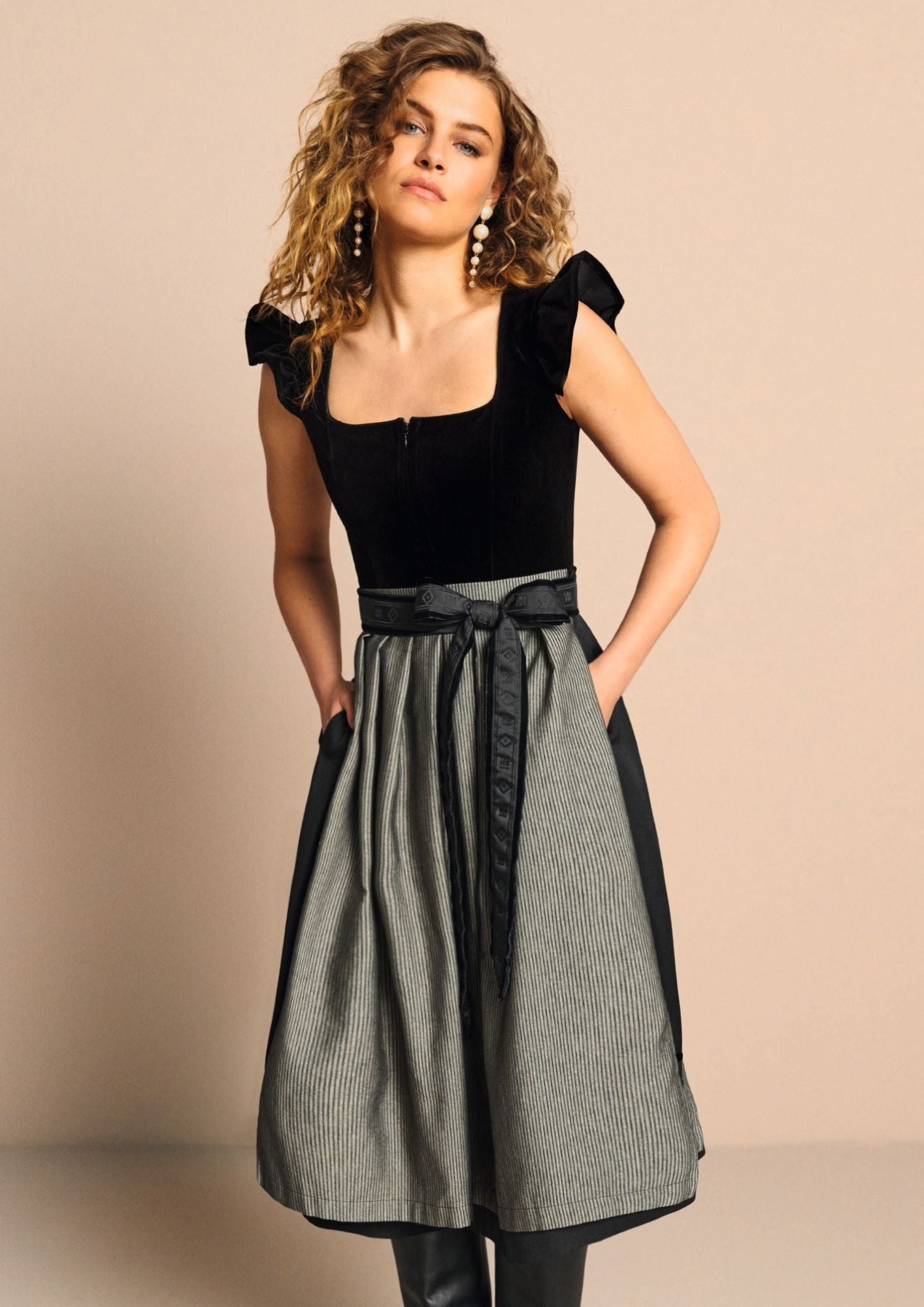 alpenherz-x-riani-dirndl-mona-samt-dirndl-in-schwarz-rl-75cm image 3