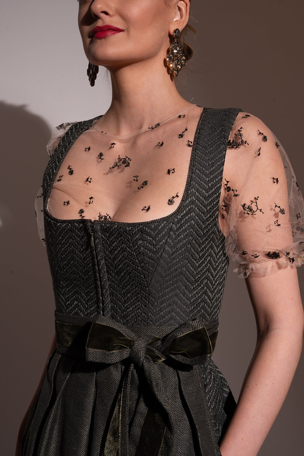 alpenherz-dirndl-claudia-jacquard-dirndl-oliv-mit-gold image 1