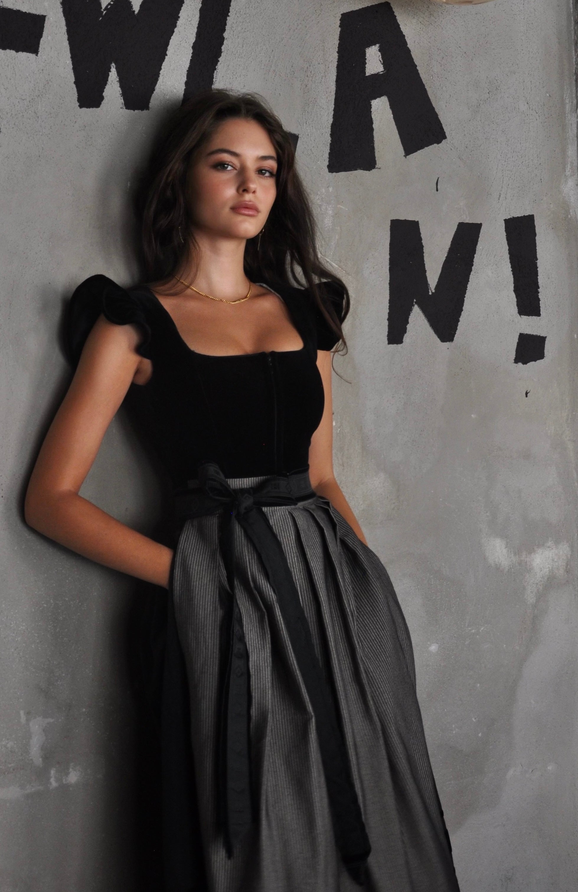 alpenherz-x-riani-dirndl-mona-samt-dirndl-in-schwarz-rl-75cm image 1