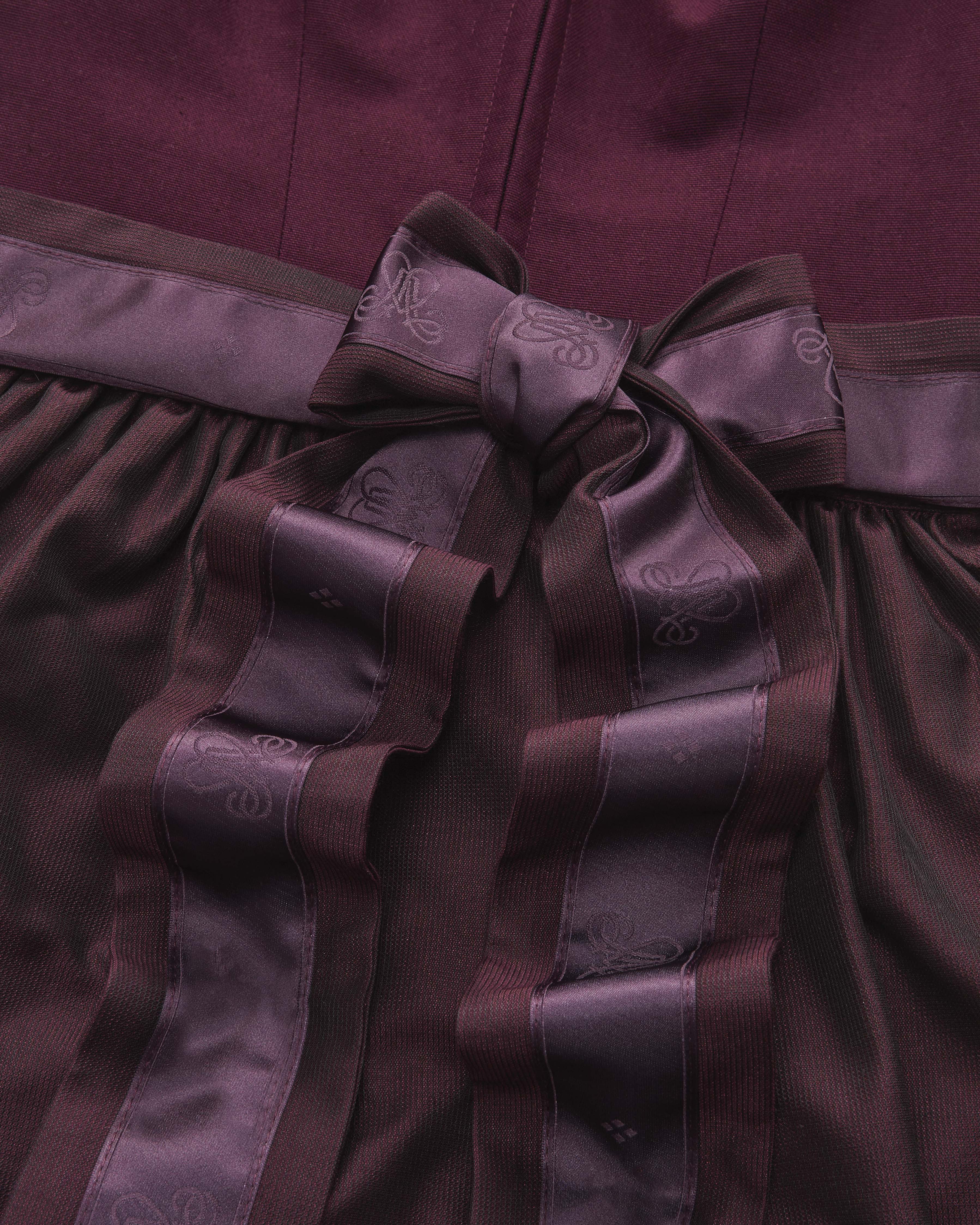 alpenherz-dirndl-marie-aubergine-mit-herz-ausschnitt image 5