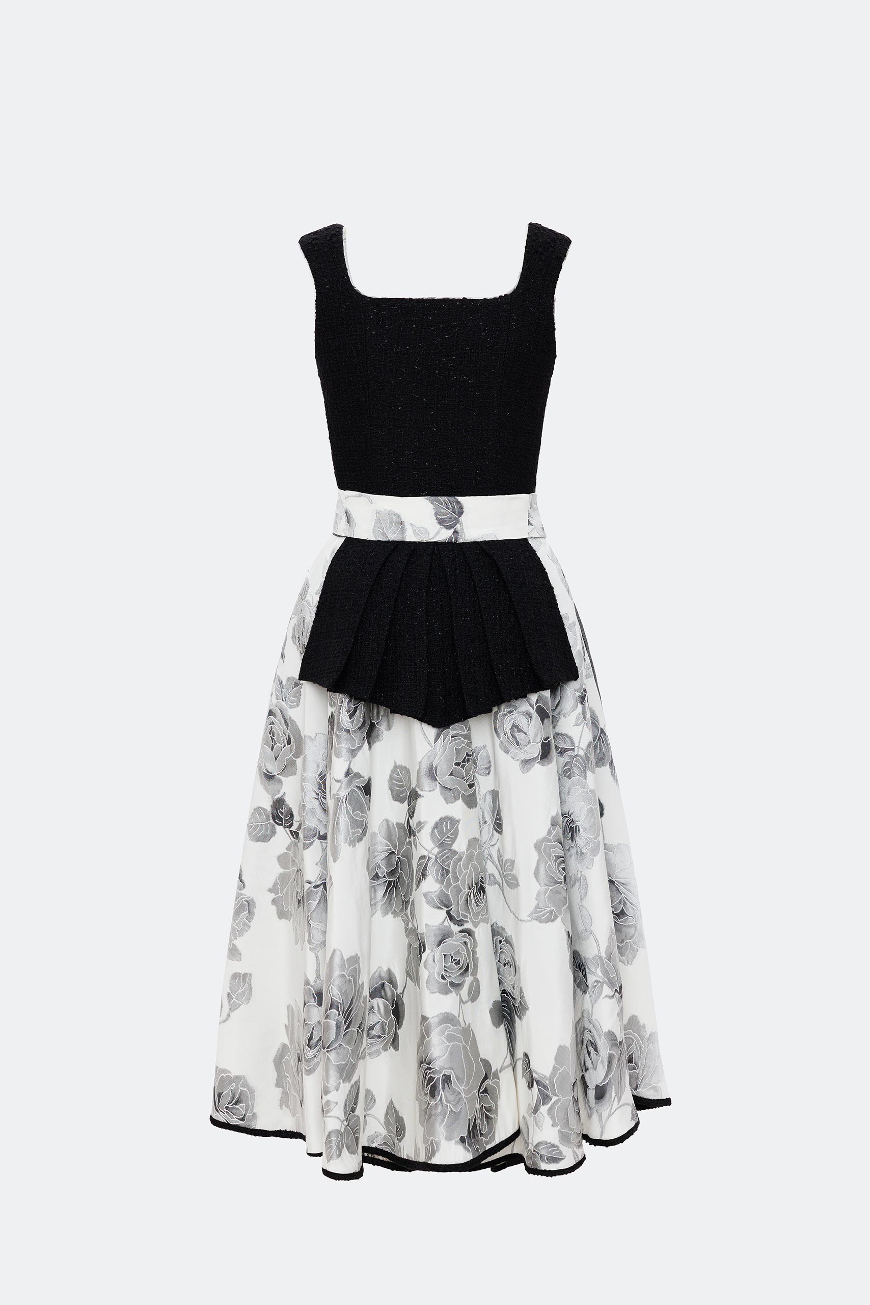 traumtrachten-dirndl-camilla-in-nero-schwarz-floral image 4