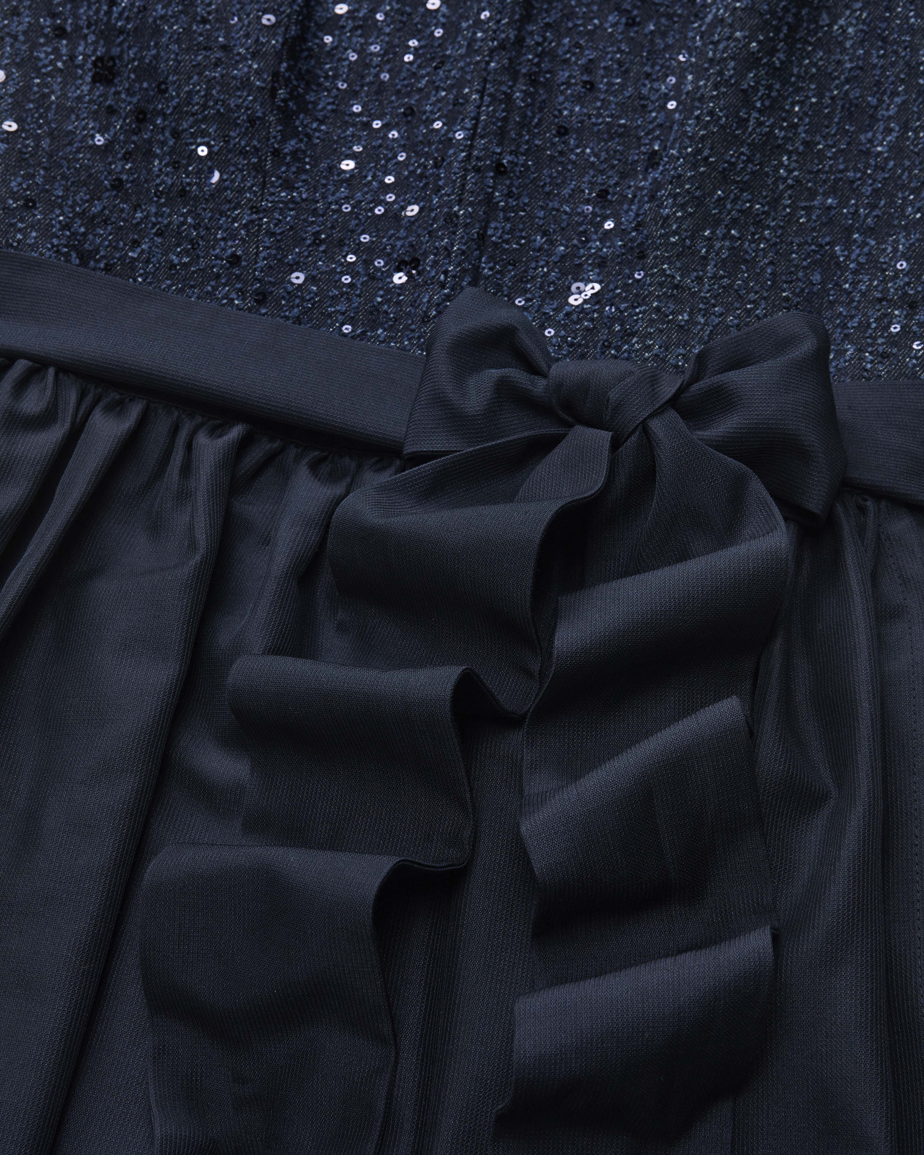 alpenherz-dirndl-viktoria-jeansblau-pailletten-dirndl-mit-fl-gel-rmel image 4