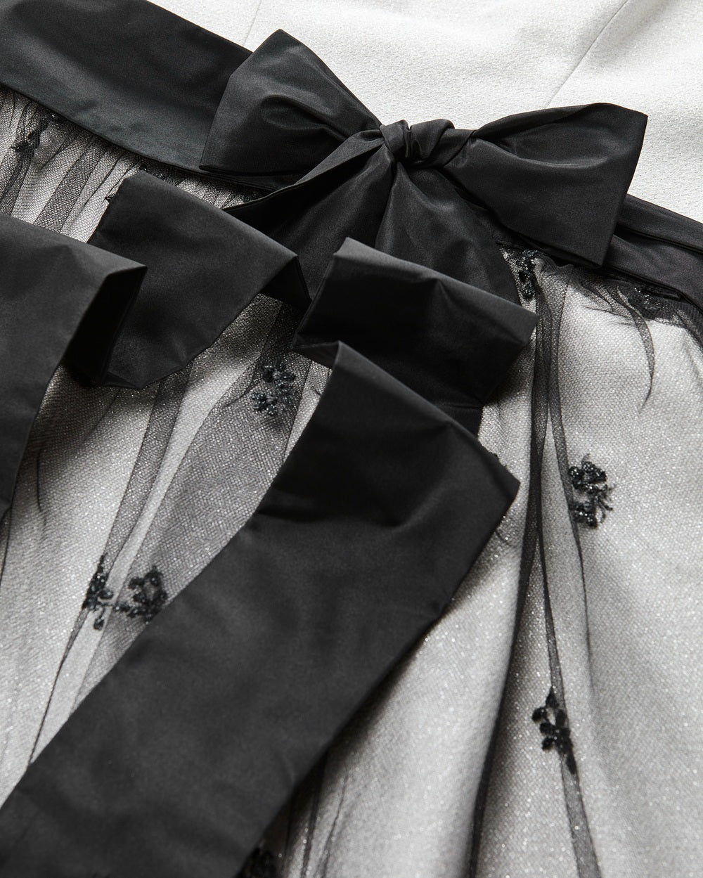 alpenherz-dirndl-eva-silber-schwarz-atelier-dirndl-limited image 3