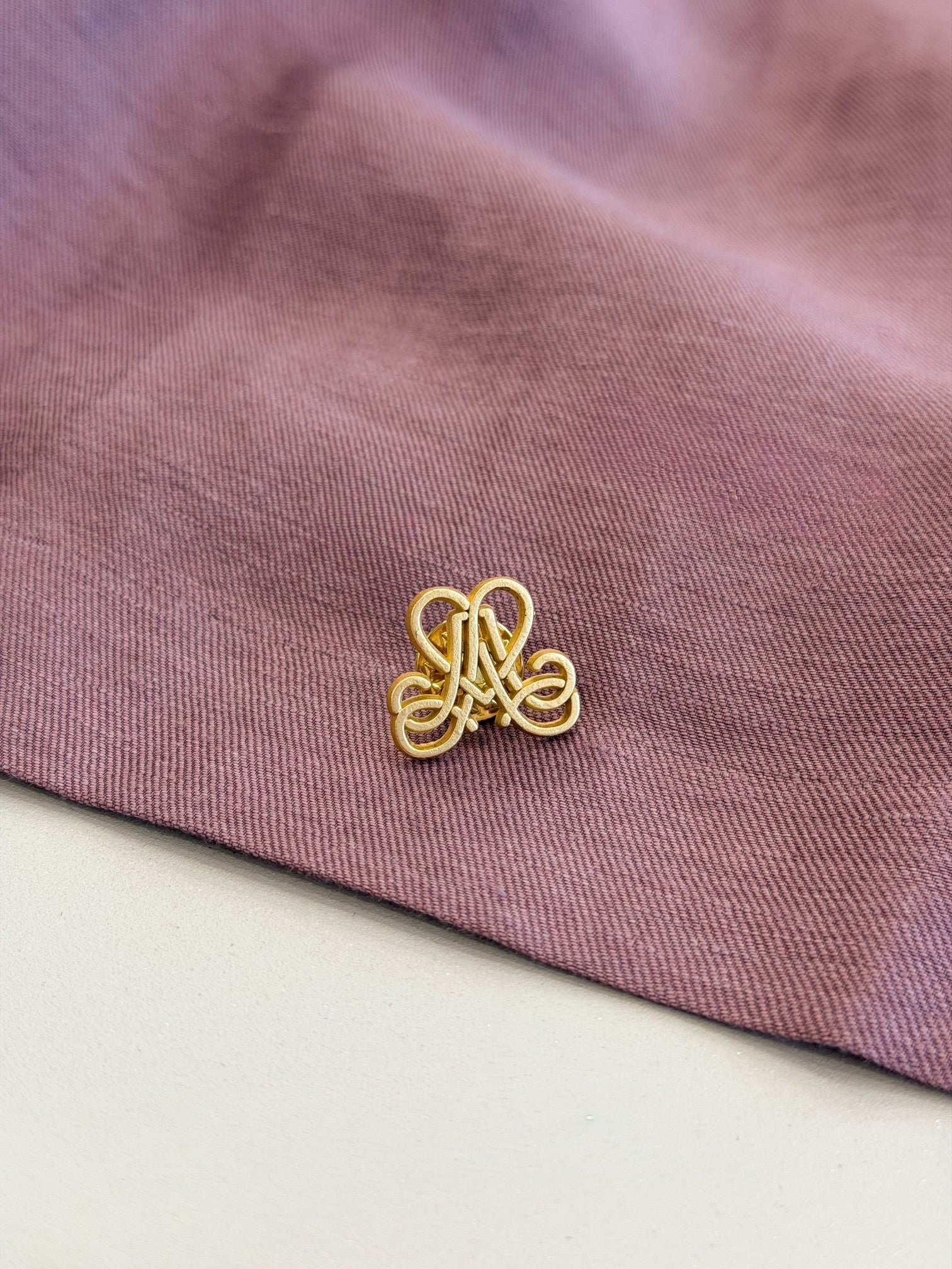 alpenherz-anstecknadel-gold-mit-monogramm image 3