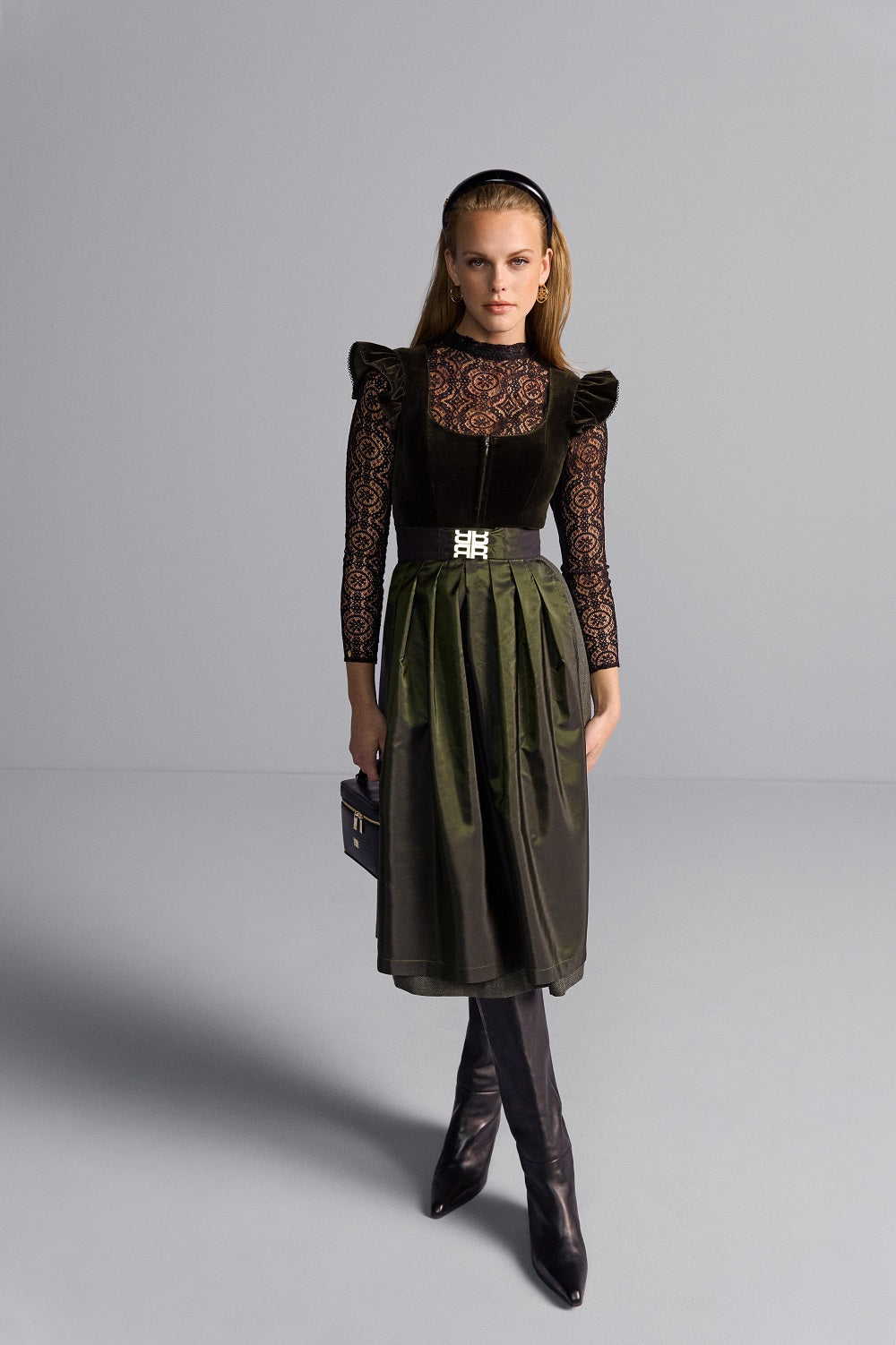 alpenherz-x-riani-dirndl-tina-oliv-samtmieder image 4