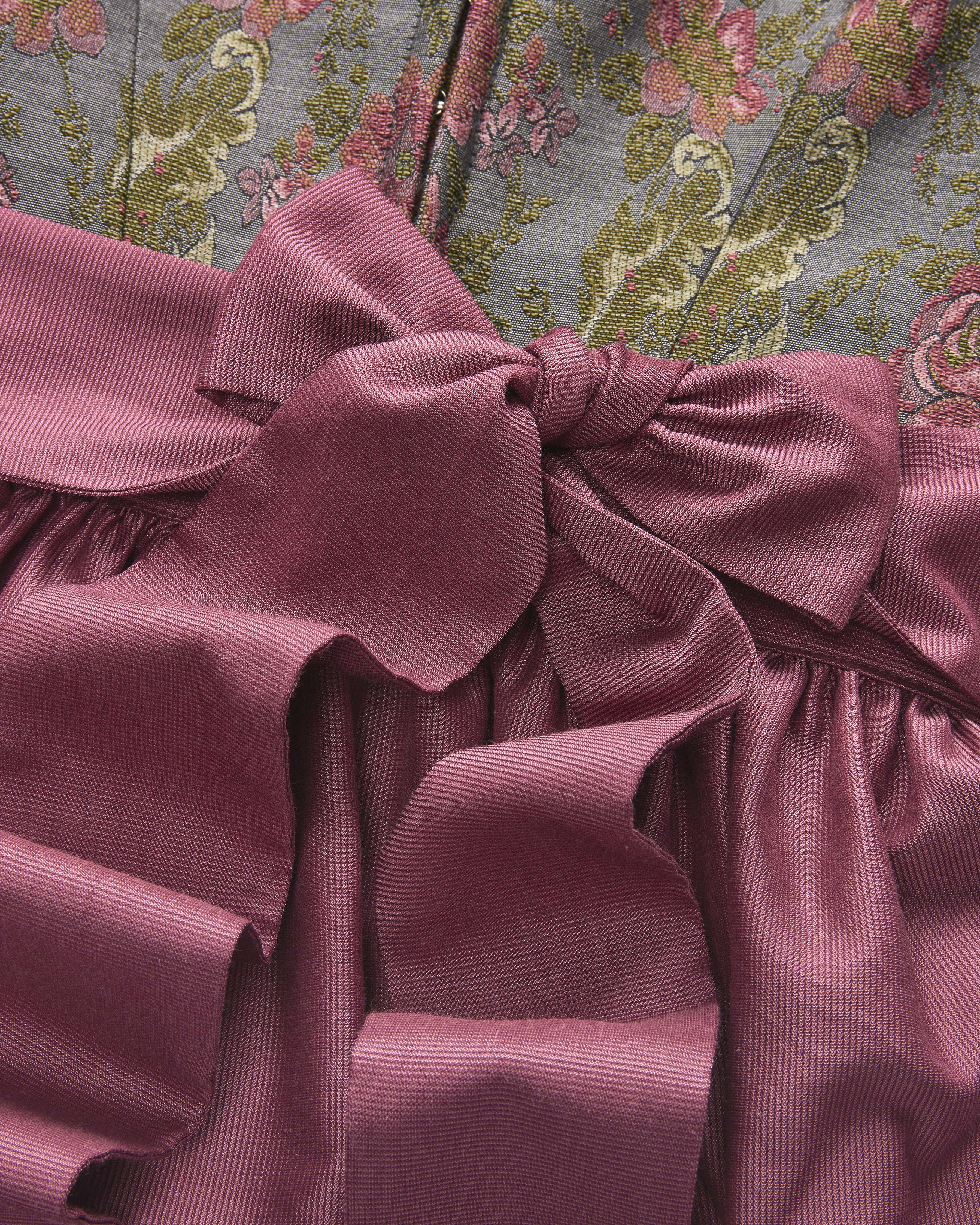 alpenherz-dirndl-barbara-grau-jacquard-herzausschnitt image 3
