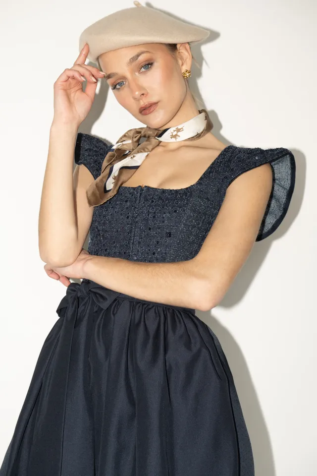 alpenherz-dirndl-viktoria-jeansblau-pailletten-dirndl-mit-fl-gel-rmel image 1