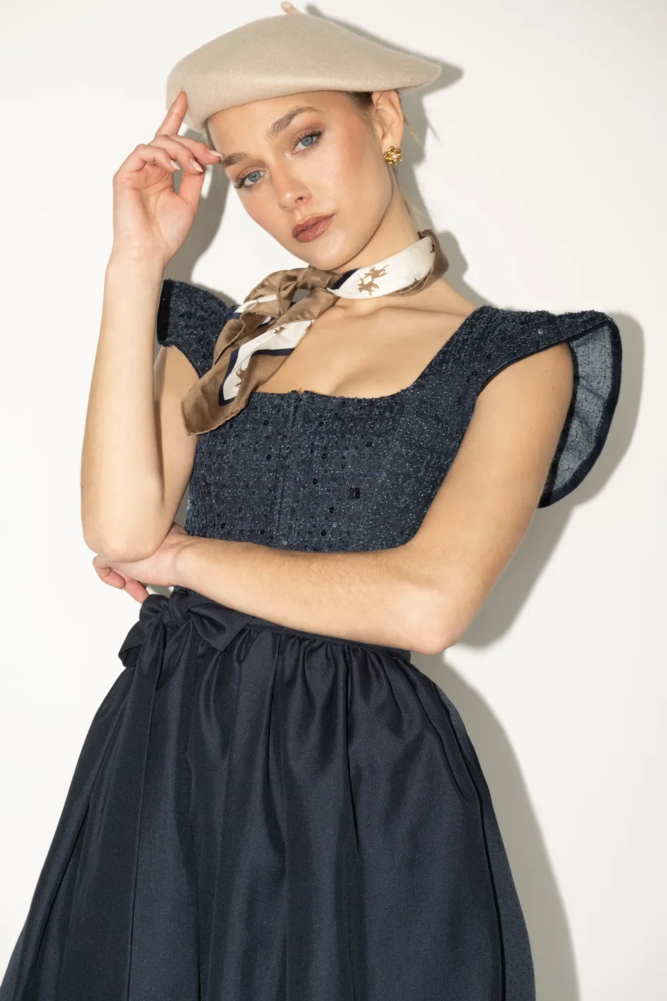 alpenherz-dirndl-viktoria-jeansblau-pailletten-dirndl-mit-fl-gel-rmel image 1