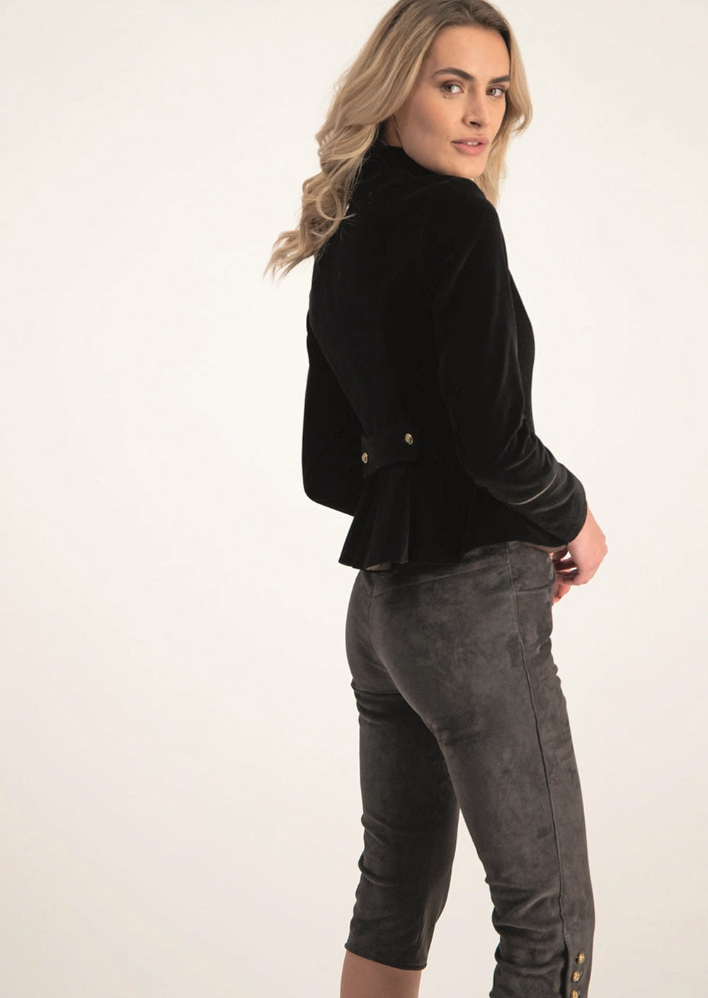 alpenherz-lederhose-franzi-damen-dreiviertel-mit-goldkn-pfen image 1