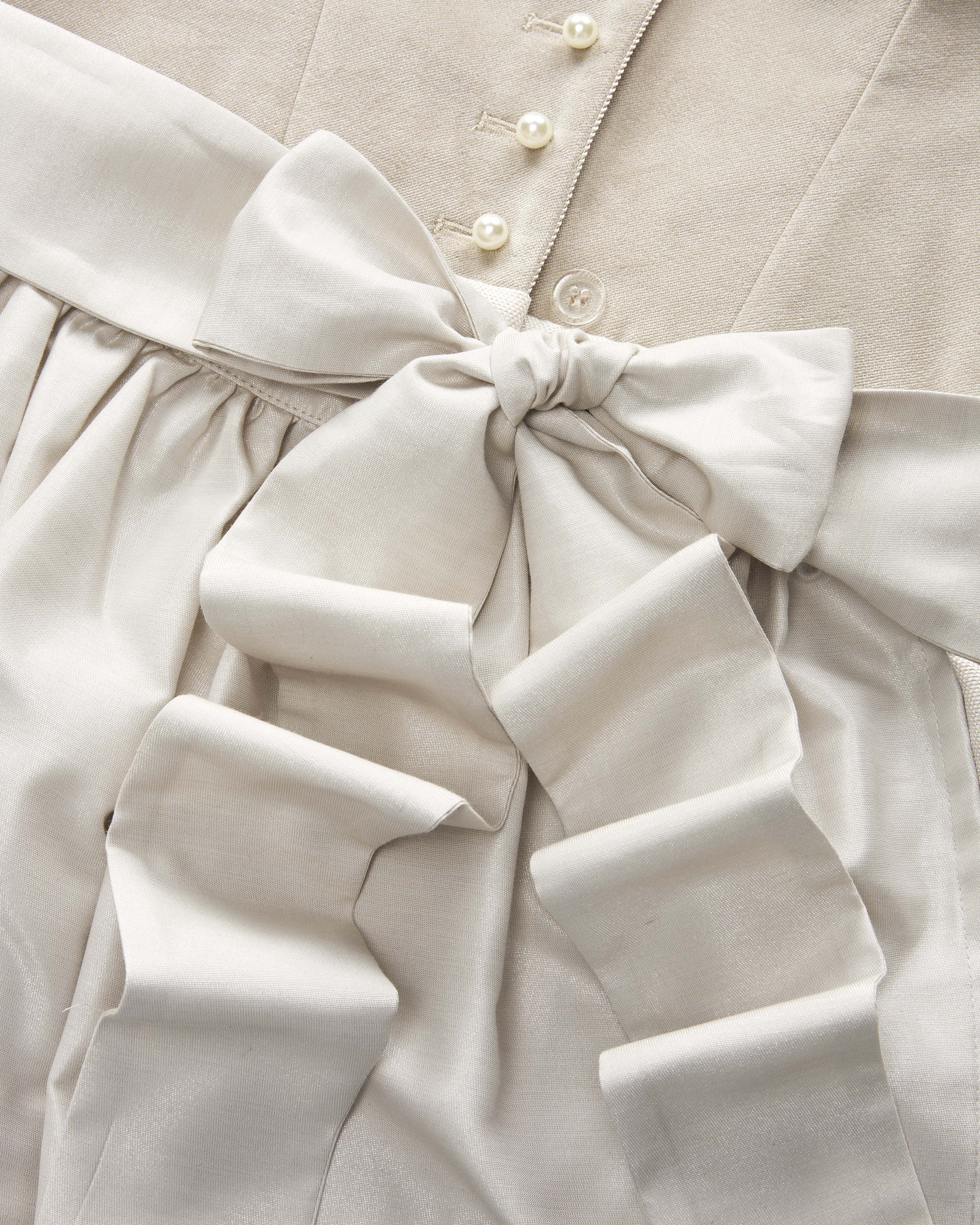 alpenherz-samtdirndl-mel-beige-mit-abkn-pfbarem-fl-gelarm-hochzeit image 3