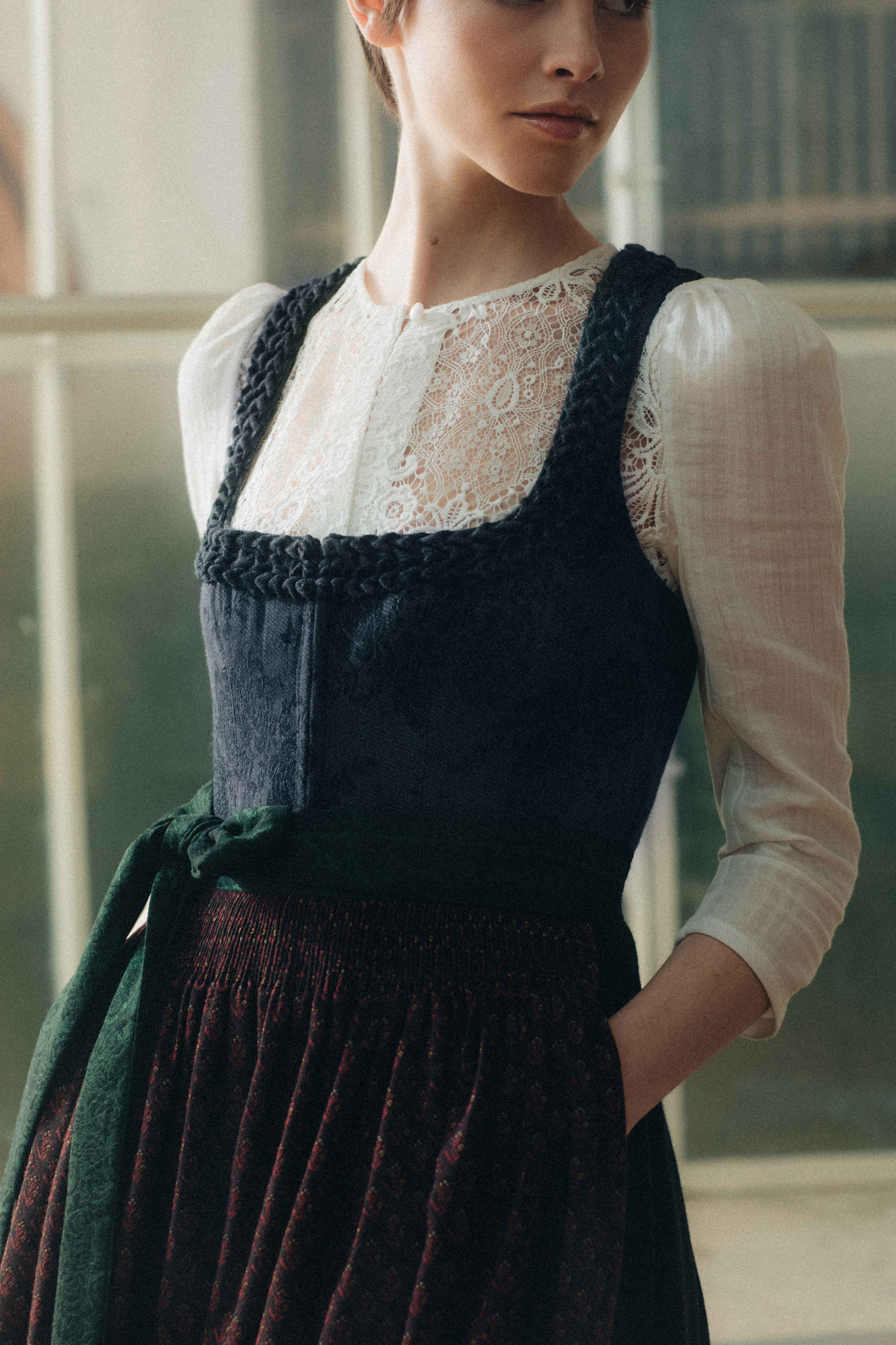 gottseidank-dirndl-vreni-mit-herzchenr-sche-und-biesen image 2