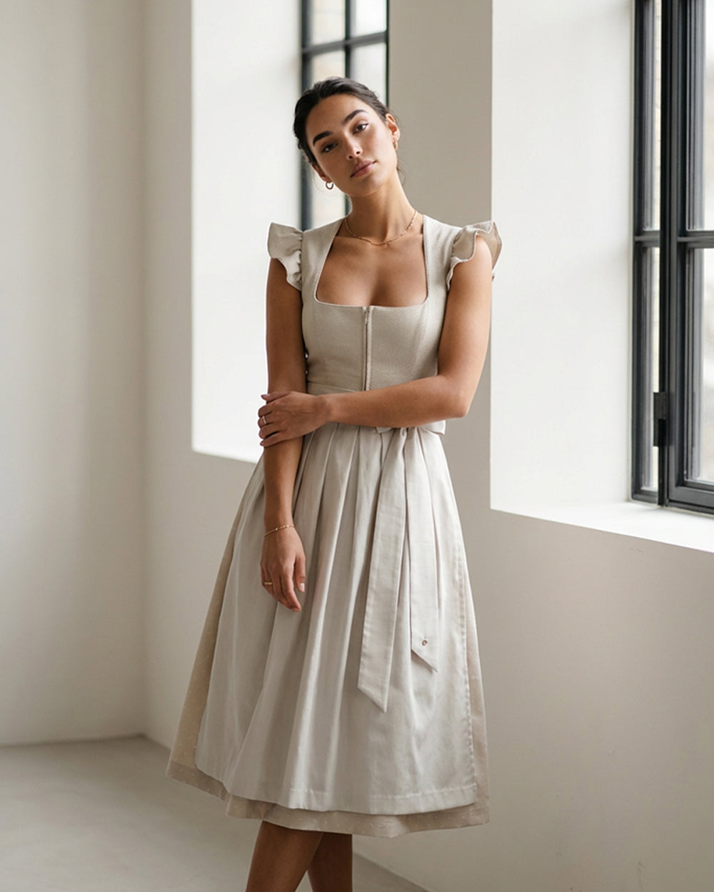 alpenherz-hochzeitsdirndl-georgina-75cm-beige-fl-gelarm image 2