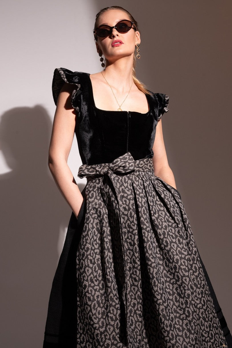 alpenherz-dirndl-leo-schwarz-beige-mit-abnehmbarem-fl-gelarm-samt-dirndl image 3