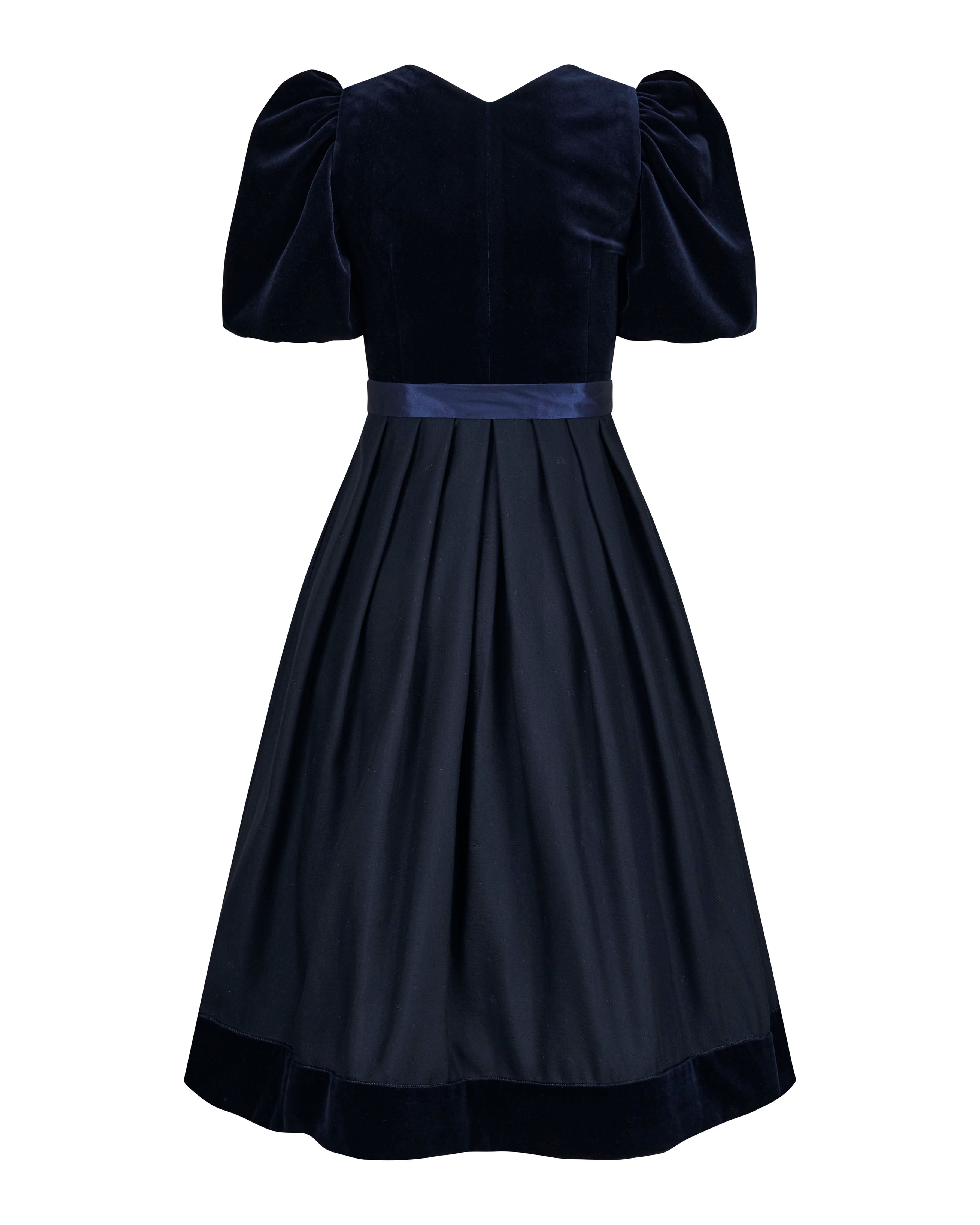 alpenherz-samtdirndl-arina-mit-puffarm-dunkelblau image 5