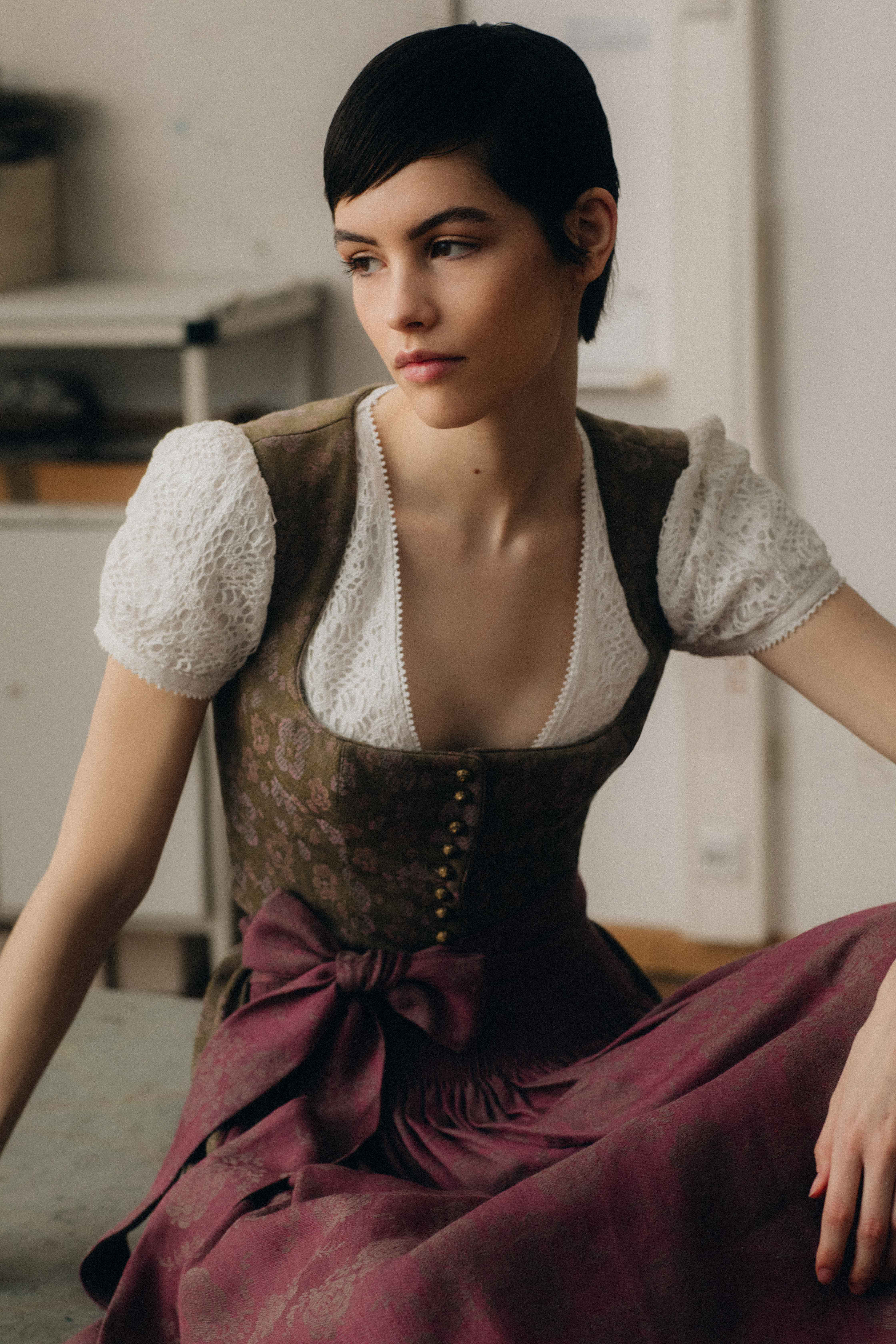 gottseidank-dirndlbluse-liesbeth-v-ausschnitt-mit-spitze image 2
