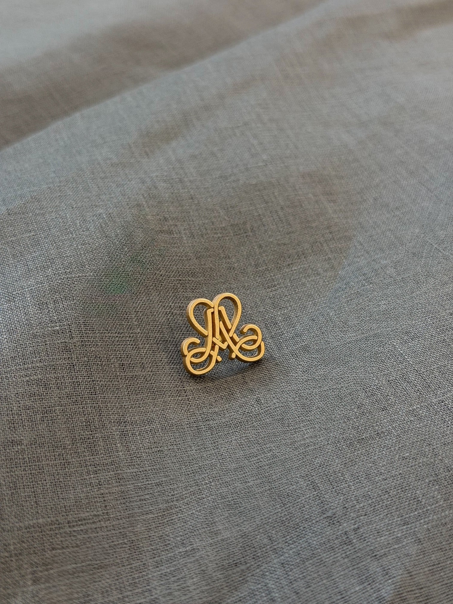 alpenherz-anstecknadel-gold-mit-monogramm image 1