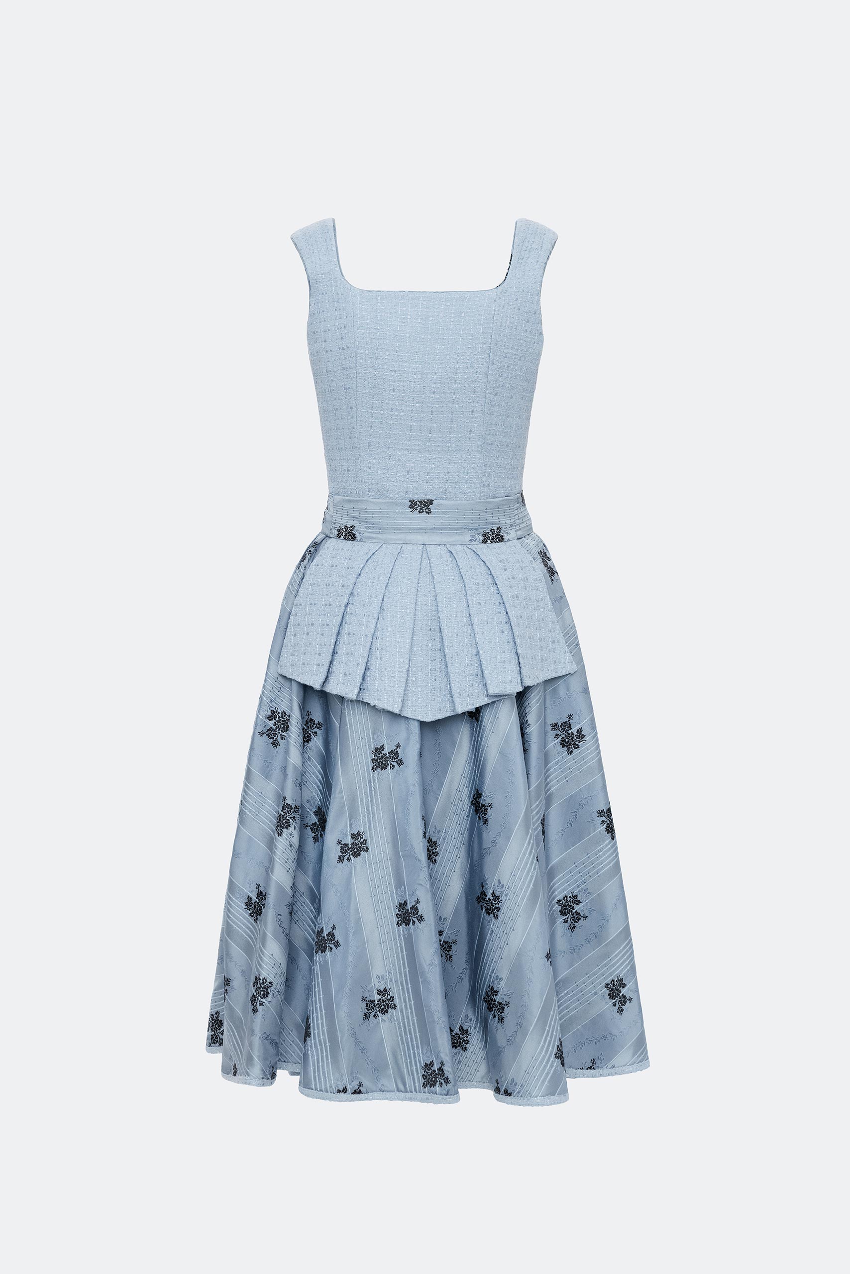 traumtrachten-dirndl-livia-in-hellblau image 4