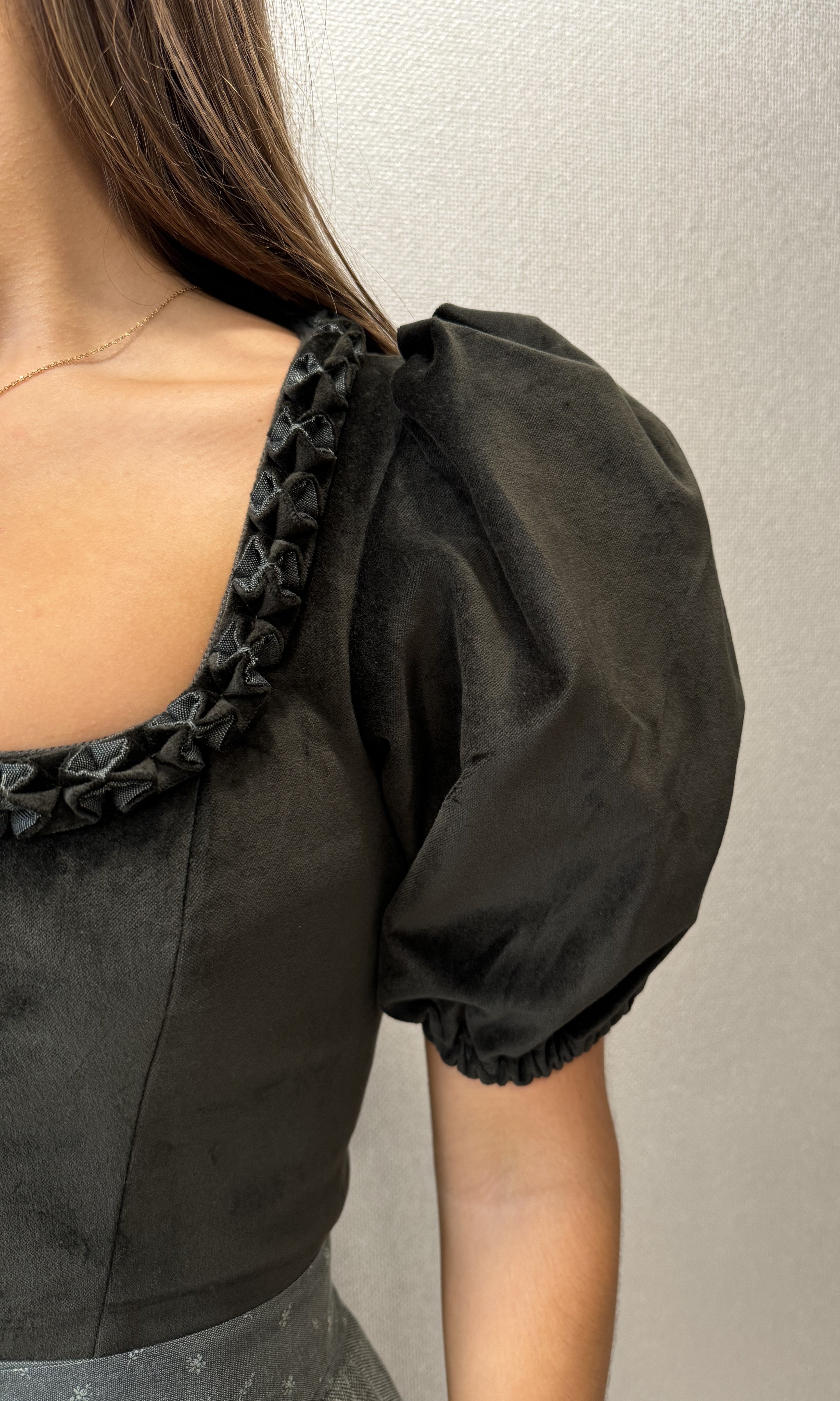 alpenherz-samtdirndl-mona-mit-puffarm-oliv-70-cm image 2