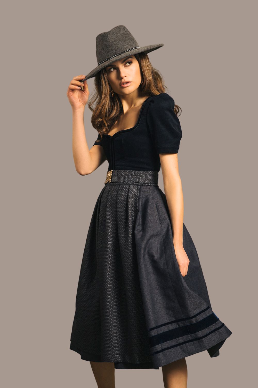 alpenherz-dirndl-amalie-schwarzblau-75cm-cord-puffarm image 1