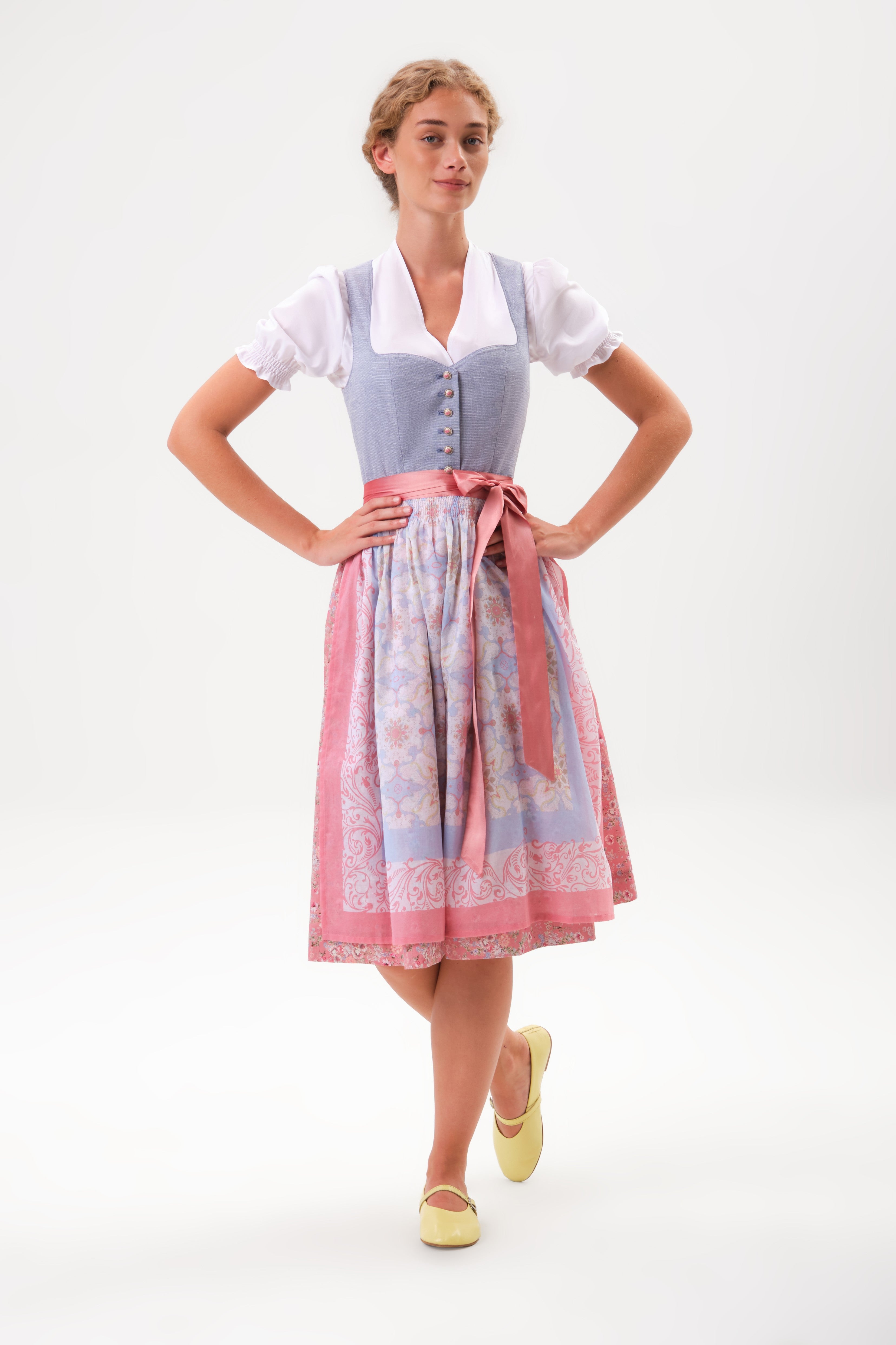 felicitas-dasha-damen-dirndl-herzausschnitt-himmelblau-rosa image 3