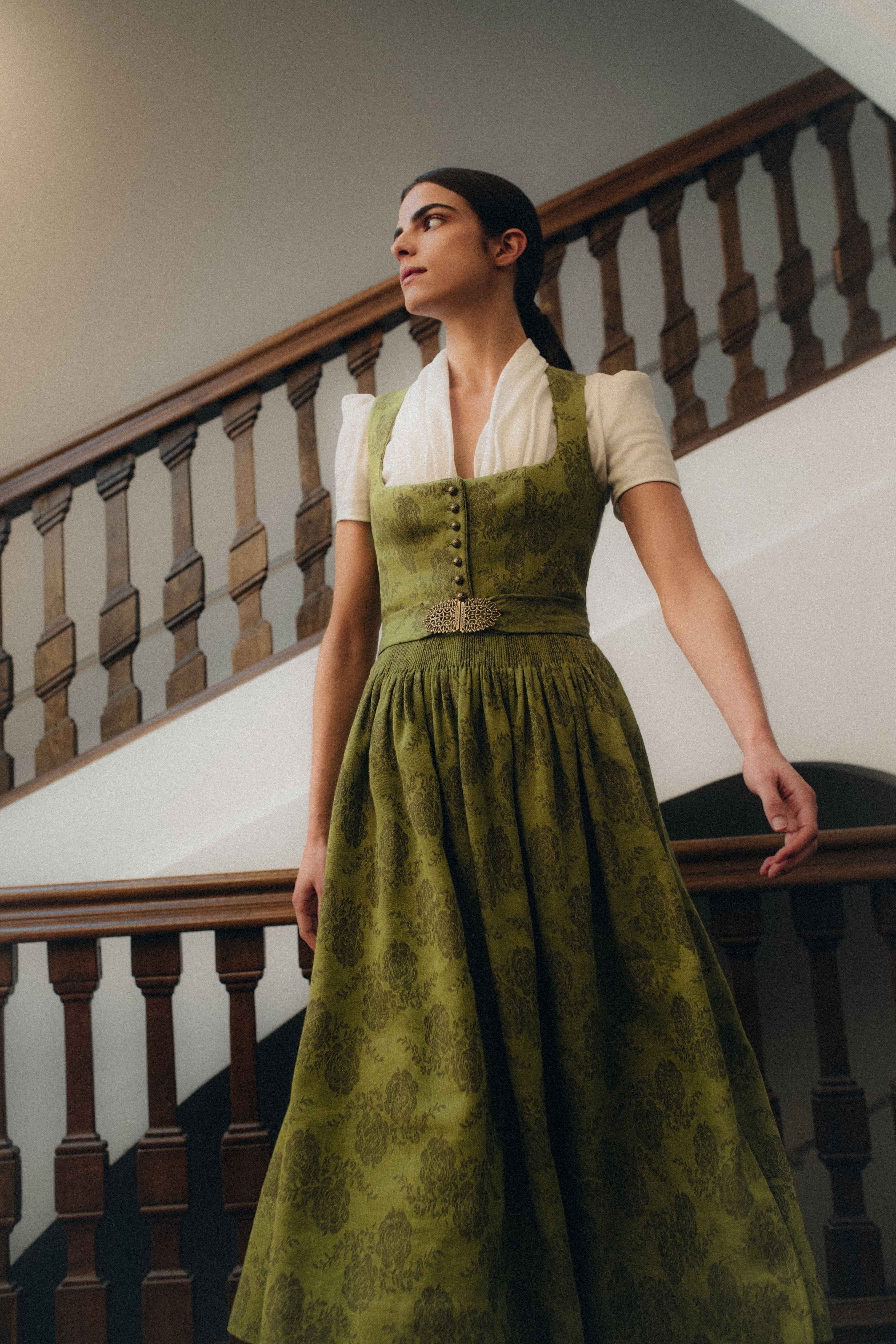 gottseidank-dirndl-monika-dirndl-mit-faltenrock-und-augenknopfloch-3 image 2